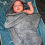 Maël a rejoint le concours — aidez-le/la à gagner de superbes lots ! baby, towel, hooded_towel, blue_towel, infant, wrapped, sleepy, face, hand, foot, skin, cute, adorable, lying_down, indoors, soft_texture, blanket, child, person, portrait