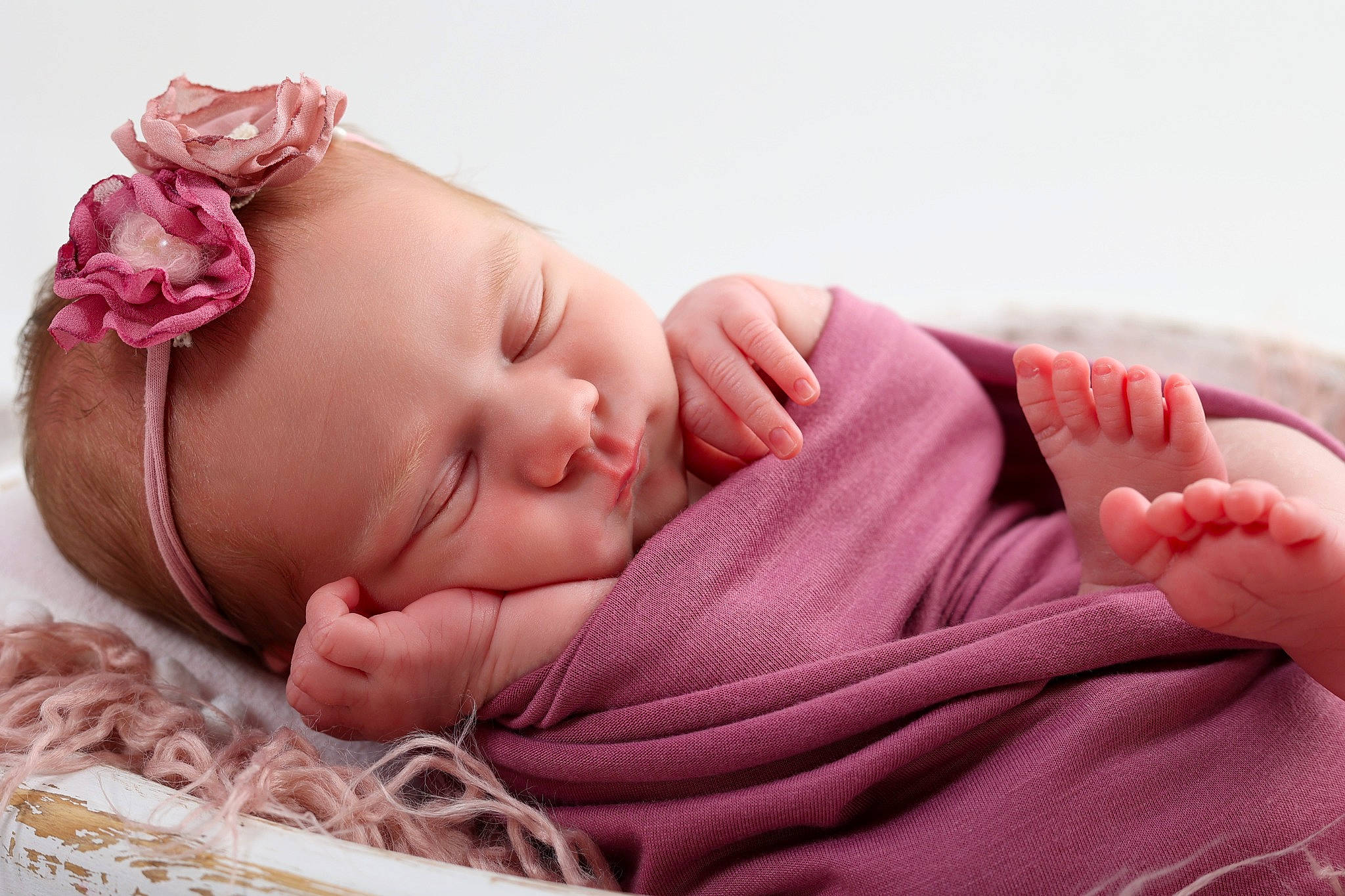 Livia a rejoint le concours — aidez-le/la à gagner de superbes lots ! baby, baby_sleeping, baby_toddler_clothing, cheek, child, chin, comfort, eyelash, finger, hand, happy, headband, headpiece, linens, lip, magenta, person, pink, skin, sleeve