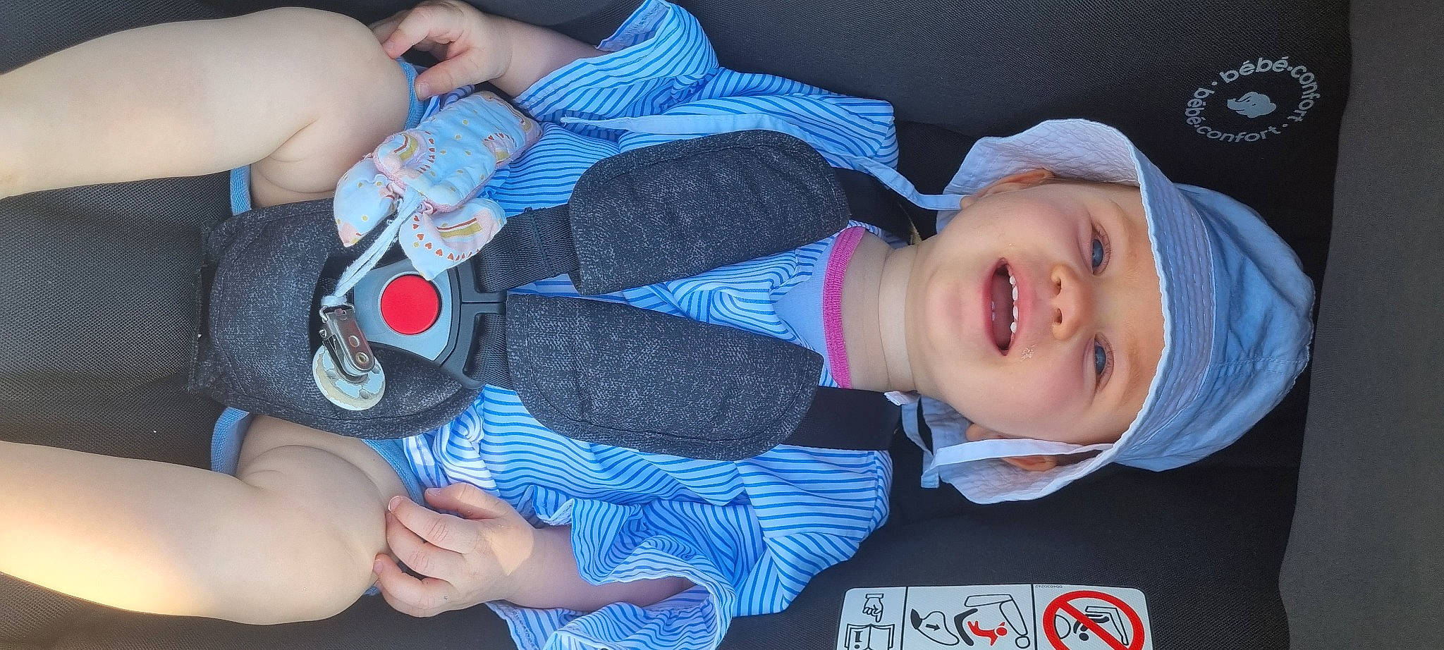 Livia participe au concours pour gagner de l'argent avec cette photo : baby_toddler_clothing, beauty, cheek, comfort, cool, finger, gesture, hand, hat, headwear, human_body, mouth, nail, person, product, skin, sleeve, smile, thigh, thumb