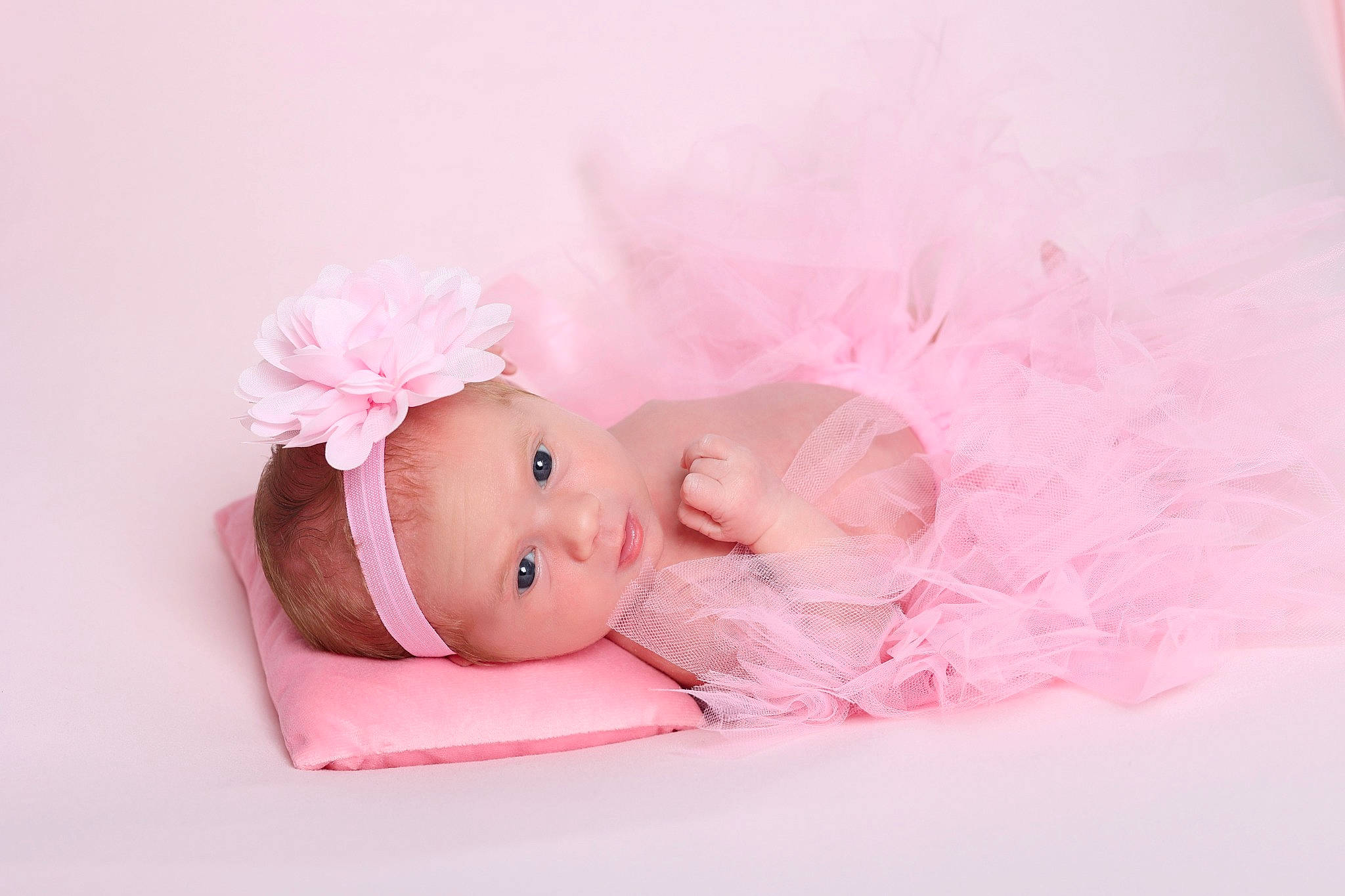 Livia participe au concours pour gagner de l'argent avec cette photo : baby, baby_toddler_clothing, child, comfort, costume_hat, dress, fashion_accessory, hair_accessory, happy, headgear, headpiece, linens, lip, magenta, peach, person, petal, pink, sun_hat, sweetness