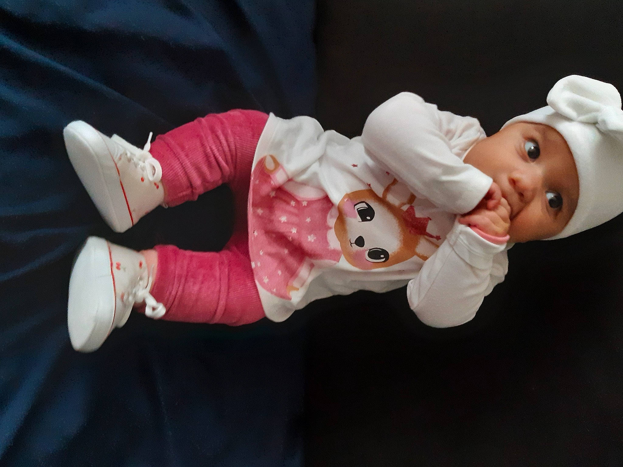 Zély participe au concours pour gagner de l'argent avec cette photo : arm, baby, baby_toddler_clothing, carmine, child, costume, event, finger, fun, gesture, hand, happy, hat, headwear, person, pink, sleeve, toddler