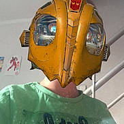 Naël participe au concours pour gagner de l'argent avec cette photo : fictional_character, helmet, personal_protective_equipment