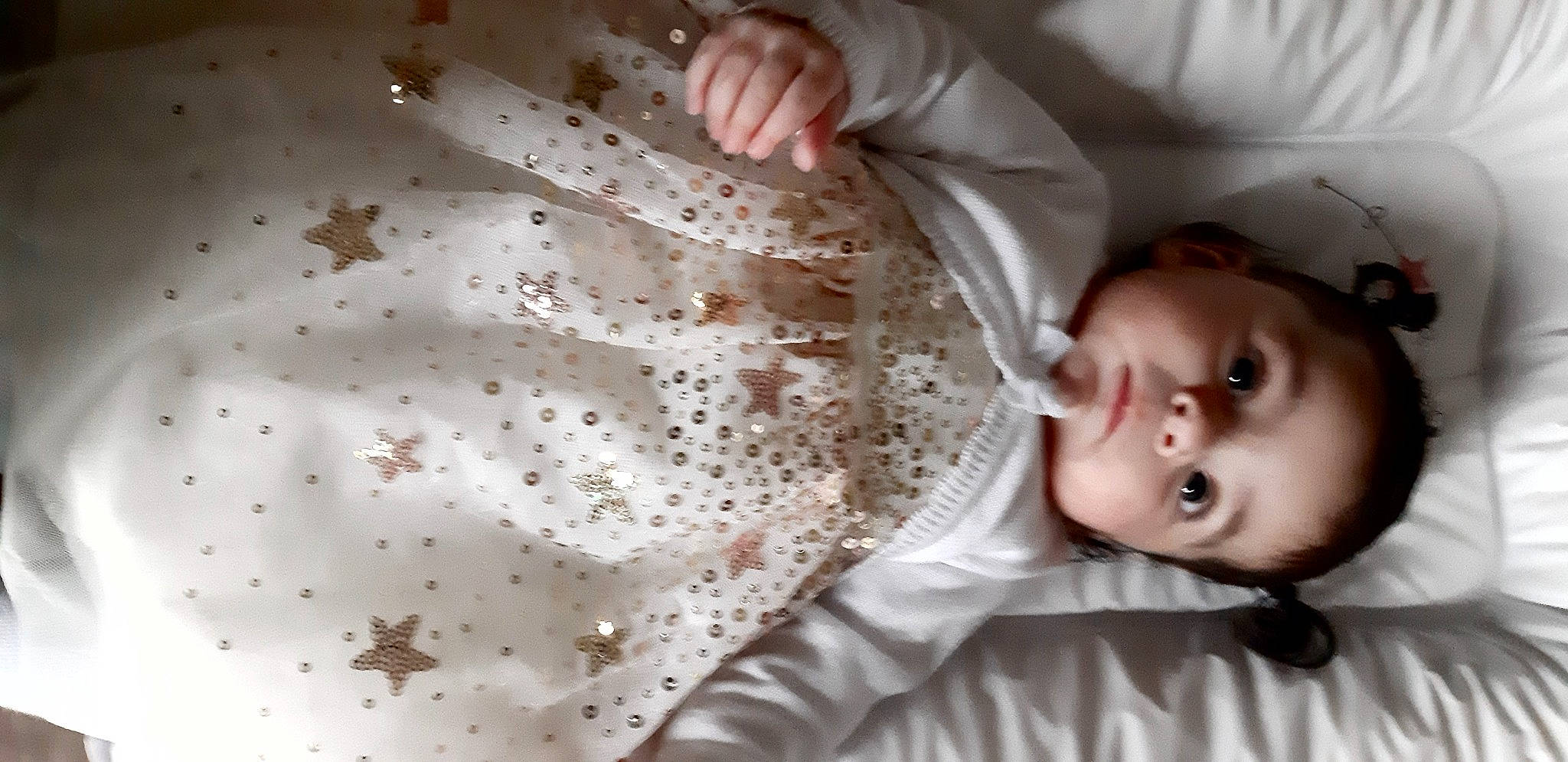 Kélia participe au concours pour gagner de l'argent avec cette photo : baby, baby_toddler_clothing, cheek, child, eyelash, iris, linens, nightwear, person, portrait_photography, skin