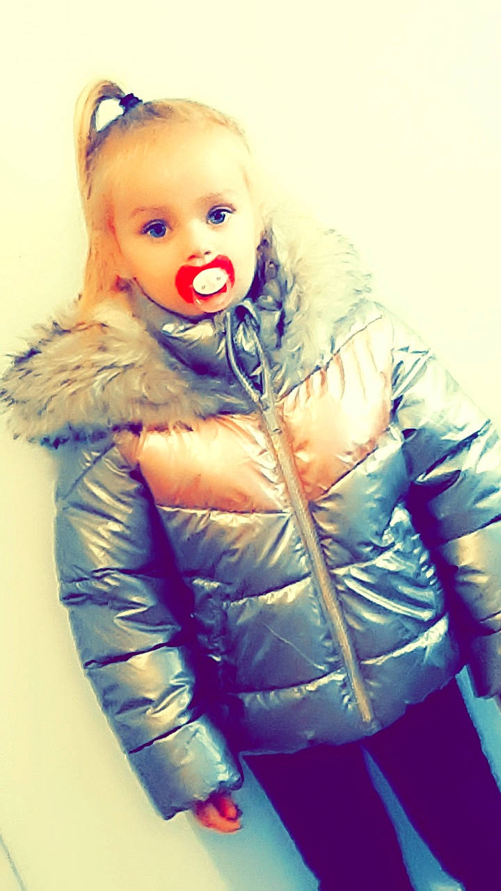 Emilie a rejoint le concours — aidez-le/la à gagner de superbes lots ! blond, child, costume, electric_blue, eye, fashion_accessory, fashion_design, flash_photography, fur, fur_clothing, gesture, glove, happy, head, jacket, outerwear, person, sleeve, stuffed_toy, textile