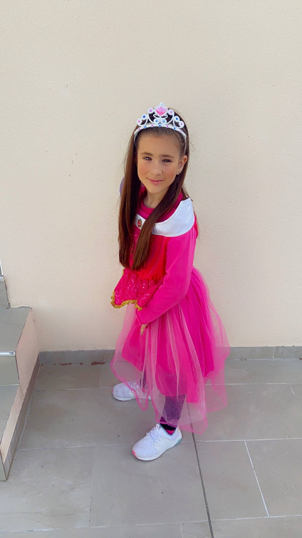 Mandy participe au concours pour gagner de l'argent avec cette photo : arm, baby_toddler_clothing, event, face, fashion_design, flooring, happy, human_body, joy, leg, long_hair, magenta, outerwear, pattern, person, pink, purple, shipping_box, sleeve, smile