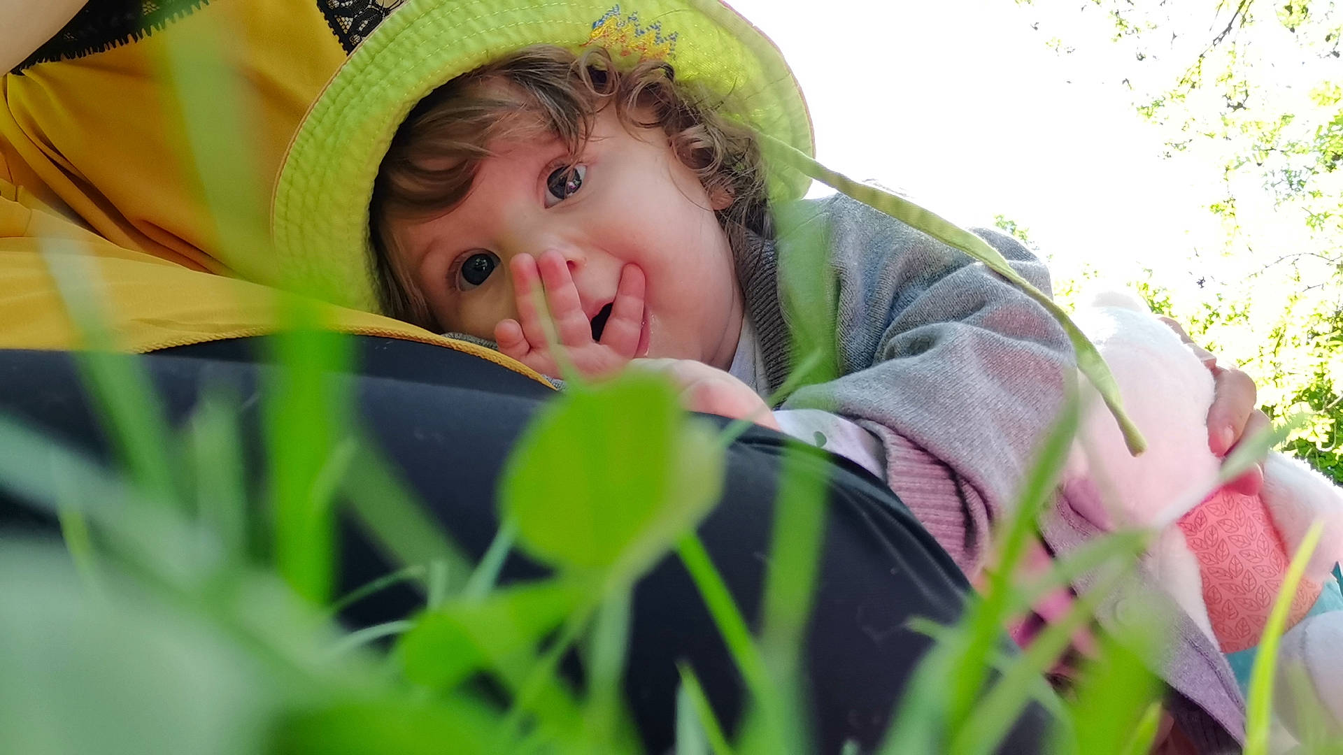Mavie participe au concours pour gagner de l'argent avec cette photo : baby, child, eye, face, fun, grass, grass_family, grassland, happy, hat, headgear, leisure, people_in_nature, person, plant, portrait_photography, sitting, sun_hat, toddler, tree
