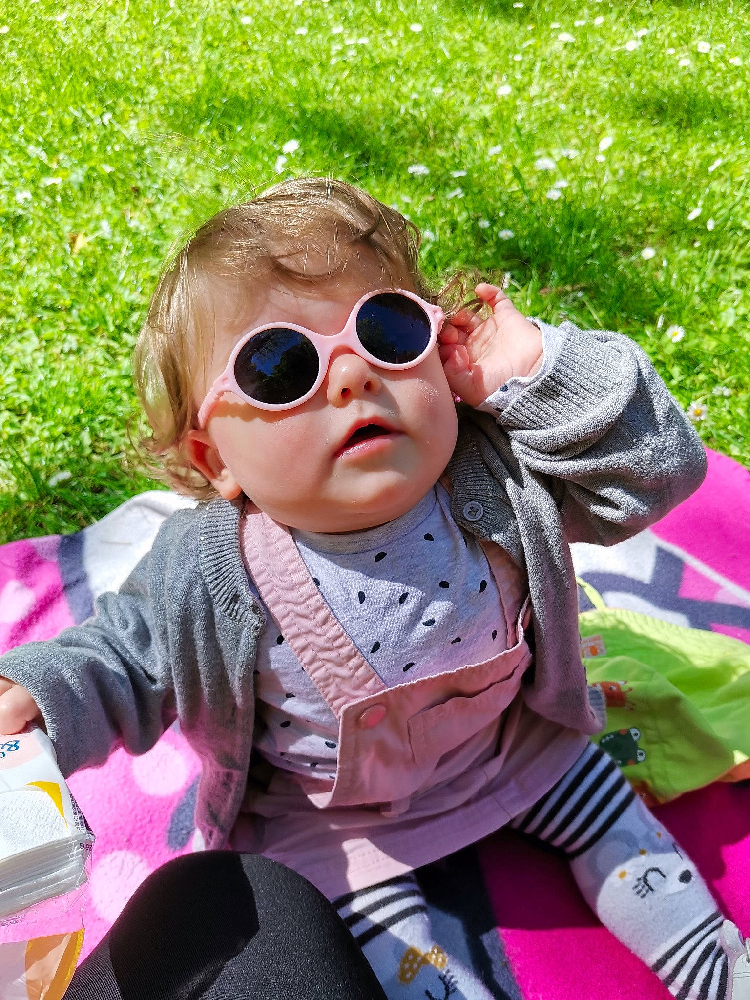 Mavie participe au concours pour gagner de l'argent avec cette photo : baby, baby_toddler_clothing, cheek, cool, eyewear, fun, glasses, goggles, grass, happy, leaf, leisure, lip, mouth, person, pink, plant, skin, sunglasses, toddler