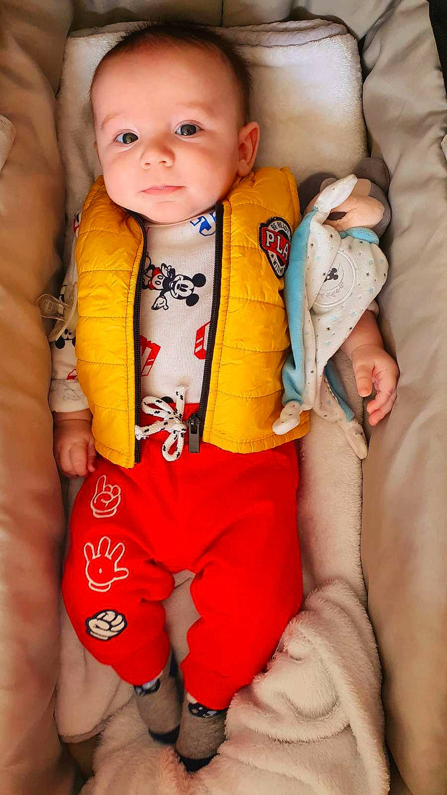 Ethan participe au concours pour gagner de l'argent avec cette photo : baby, baby_safety, baby_toddler_clothing, cheek, chest, child, comfort, eye, face, finger, happy, head, orange, person, product, skin, sleeve, stomach, textile, toddler