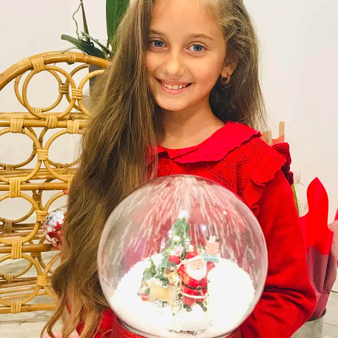 Madalina participe au concours pour gagner de l'argent avec cette photo : brownhair, child, christmas, christmasdecorations, christmastree, clothing, dimples, face, female, festival, girl, hair, happy, head, openingpresent, person, sleeve, smile