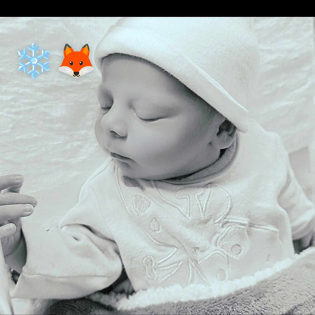 Briian'S a rejoint le concours — aidez-le/la à gagner de superbes lots ! baby, blanket, child, closeup, clothing, cozy, cute, emojis, face, hand, hat, indoors, infant, monochrome, newborn, peaceful, portrait, sleeping, soft, warm