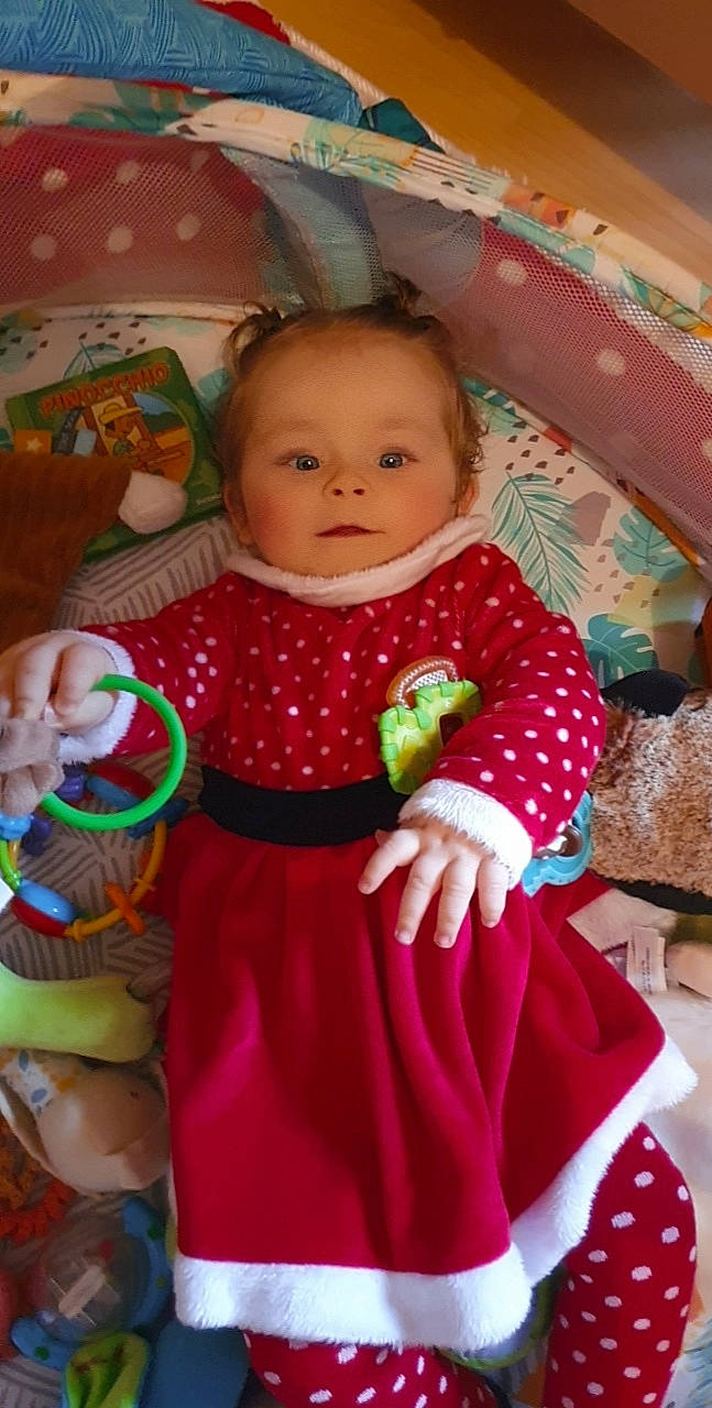 Louna a rejoint le concours — aidez-le/la à gagner de superbes lots ! baby, baby_toddler_clothing, beauty, cheek, child, doll, dress, head, human_body, linens, orange, pattern, people, person, pink, product, skin, sleeve, textile, toddler