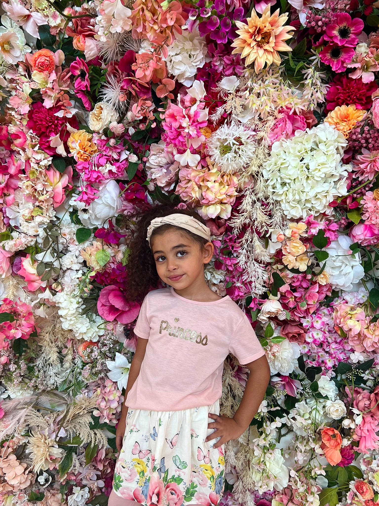 Manelle participe au concours pour gagner de l'argent avec cette photo : annual_plant, baby_toddler_clothing, botany, face, floral_design, flower, flowering_plant, groundcover, happy, headwear, joy, leaf, magenta, nature, people_in_nature, person, petal, pink, plant, sleeve