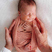 Lola a rejoint le concours — aidez-le/la à gagner de superbes lots ! newborn, baby, infant, hands, blanket, wrapped, sleeping, peaceful, soft, texture, white, skin, foot, toes, portrait, closeup, tender, care, gentle, resting