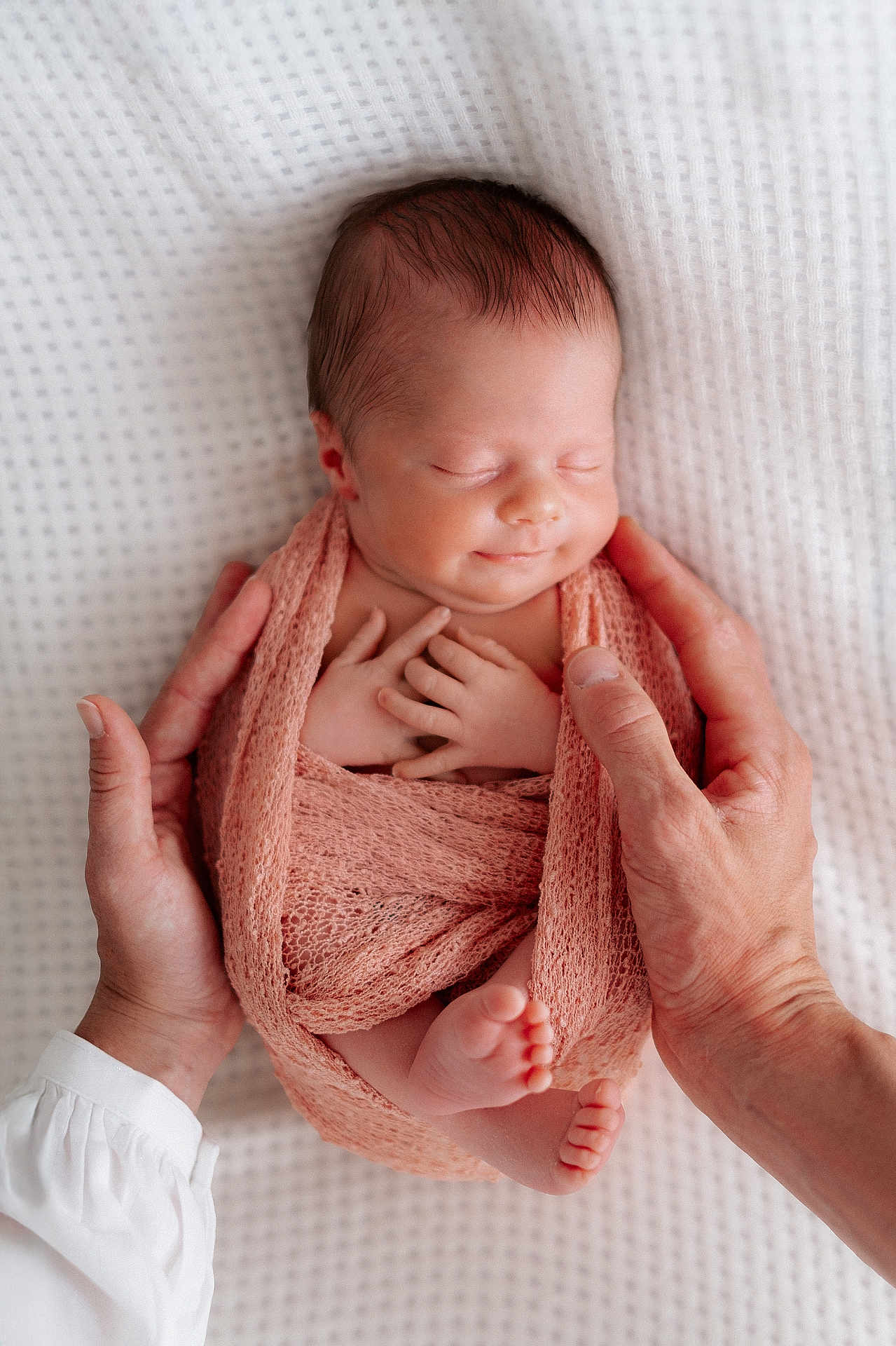 Lola a rejoint le concours — aidez-le/la à gagner de superbes lots ! newborn, baby, infant, hands, blanket, wrapped, sleeping, peaceful, soft, texture, white, skin, foot, toes, portrait, closeup, tender, care, gentle, resting