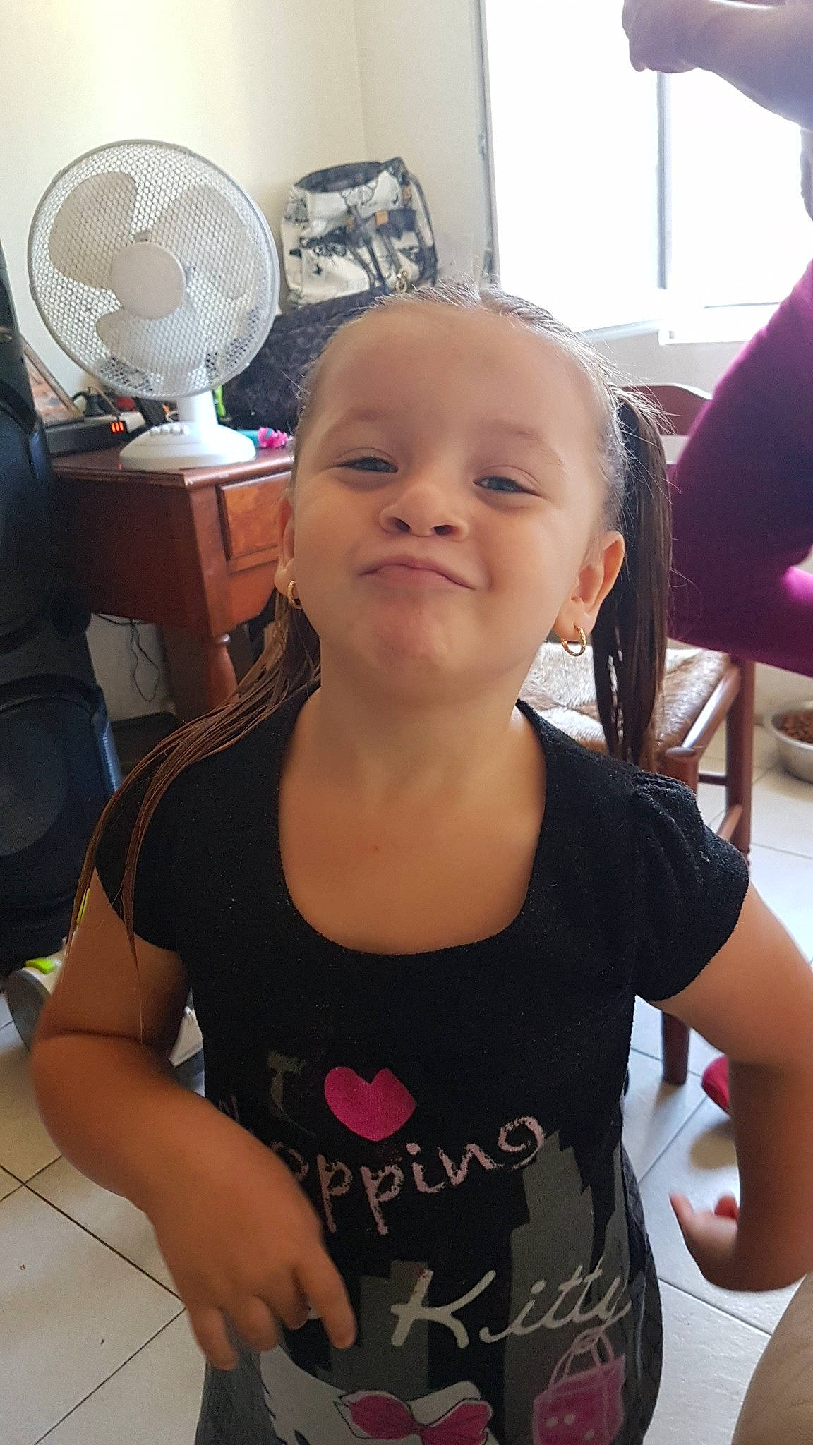 Ludvika participe au concours pour gagner de l'argent avec cette photo : arm, black, chair, cheek, child, cool, ear, eyebrow, eyelash, finger, happy, joint, joy, mechanical_fan, mouth, muscle, person, skin, sleeve, smile