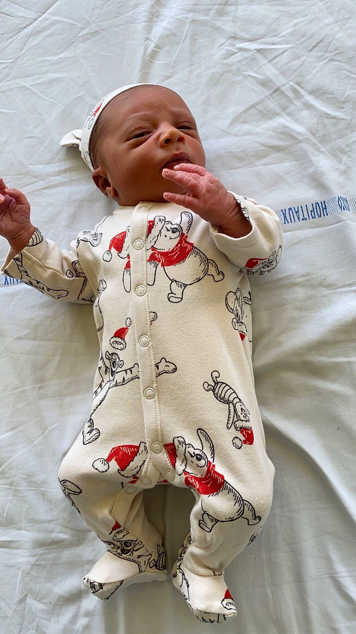 Ousman a rejoint le concours — aidez-le/la à gagner de superbes lots ! baby, baby_toddler_clothing, cheek, child, eye, face, finger, gesture, happy, head, infant_bodysuit, mouth, nose, person, shoulder, skin, sleeve, textile, thumb, toddler