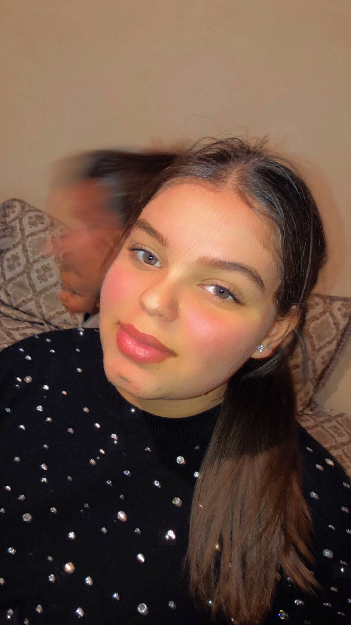 Néïla a rejoint le concours — aidez-le/la à gagner de superbes lots ! black_hair, cheek, eyebrow, eyelash, fashion, flash_photography, forehead, hair, iris, jaw, layered_hair, lip, lipstick, long_hair, makeover, mouth, neck, nose, pattern, person