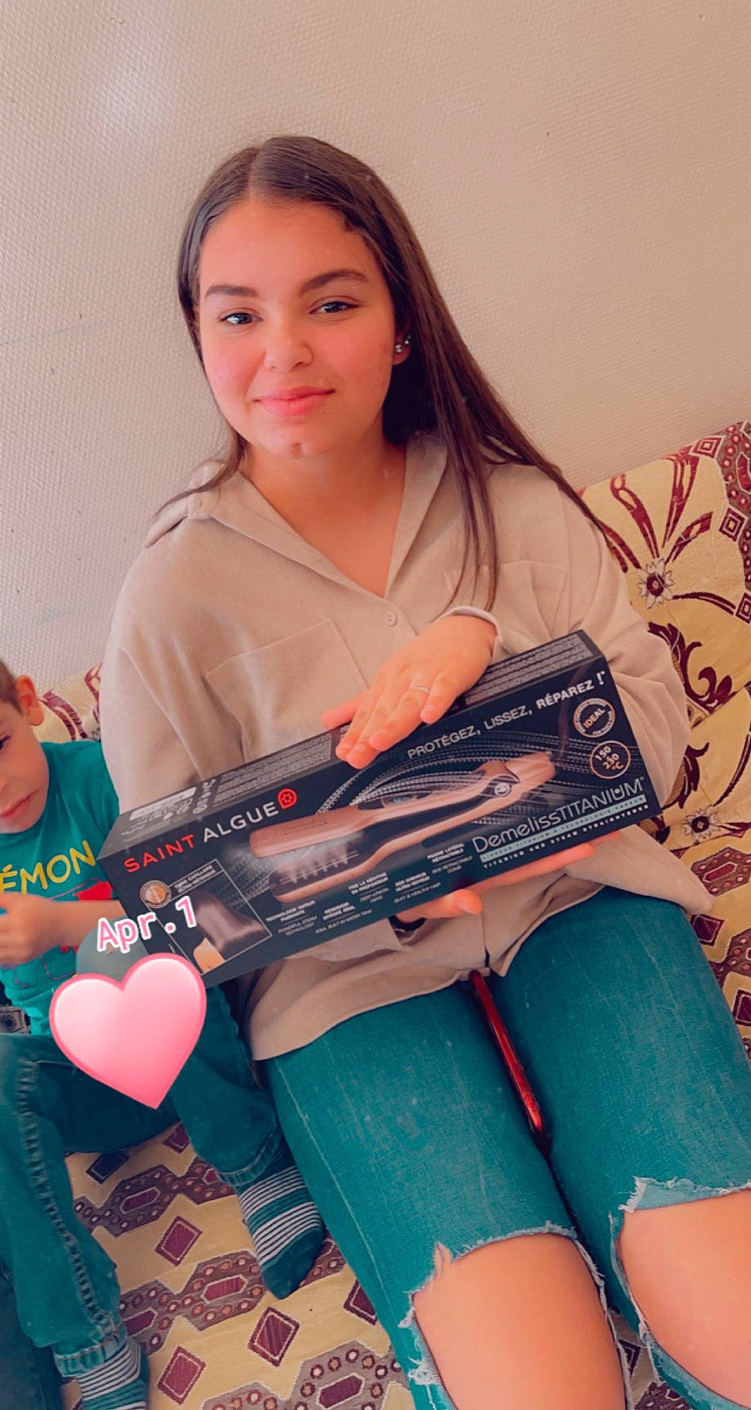 Néïla a rejoint le concours — aidez-le/la à gagner de superbes lots ! bag, denim, electronic_device, finger, gadget, guitar, joy, long_hair, musical_instrument, nail, pattern, person, plucked_string_instruments, shoulder, sleeve, street_fashion, string_instrument, string_instrument_accessory, t_shirt, thigh