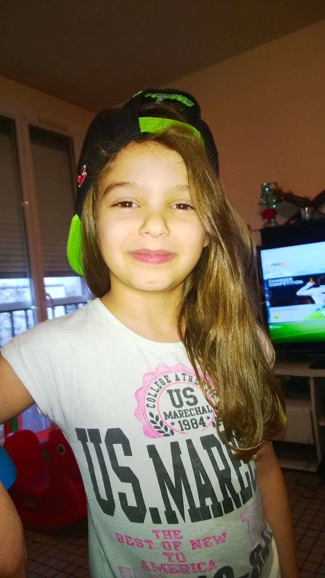 Néïla participe au concours pour gagner de l'argent avec cette photo : bangs, brown_hair, cool, day, fashion_accessory, forehead, fun, girl, hair, hair_accessory, hair_coloring, hairstyle, head, headgear, human_hair_color, joy, long_hair, person, product, shoulder