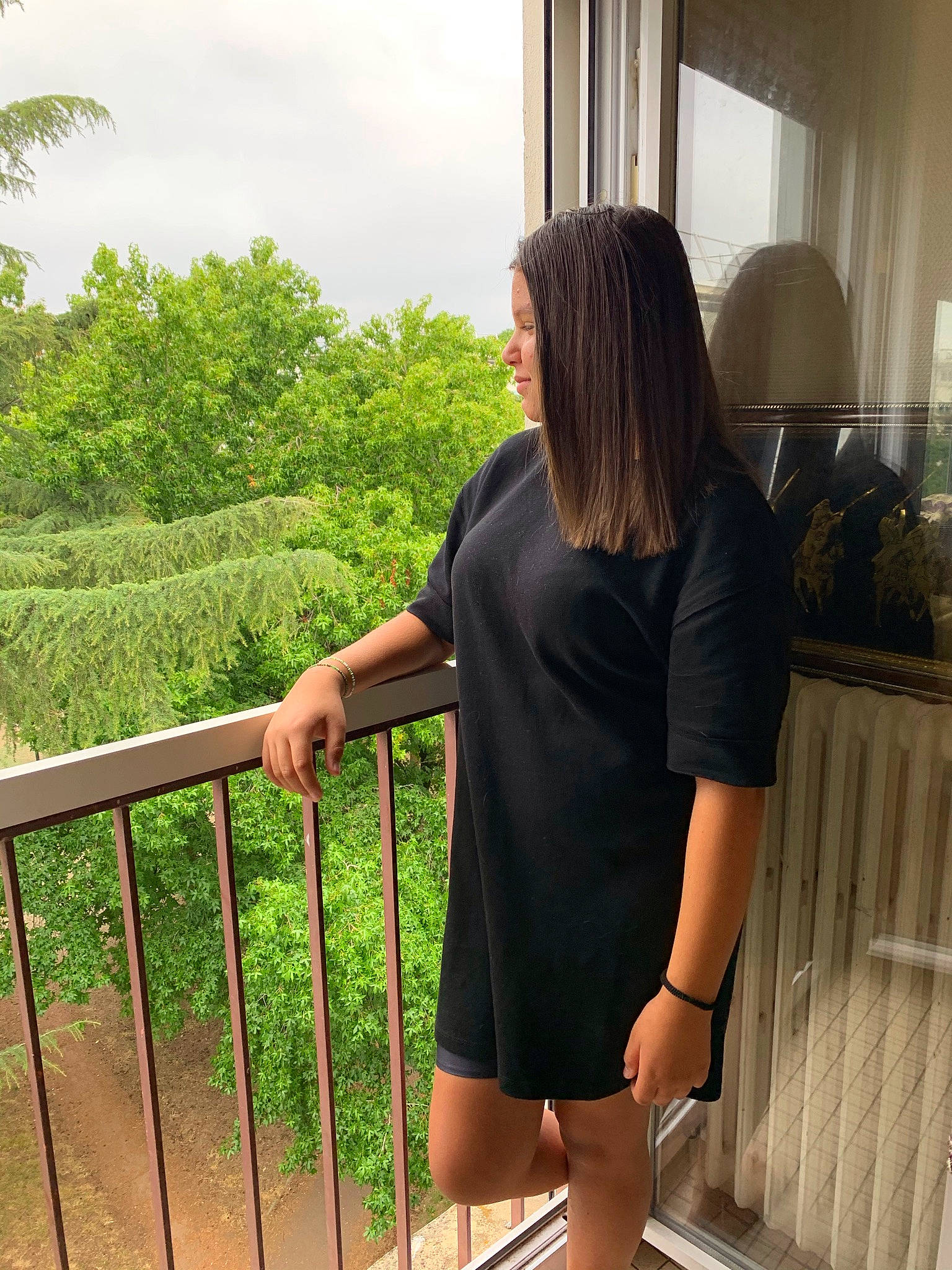 Néïla participe au concours pour gagner de l'argent avec cette photo : blond, curtain, fence, fun, grass, handrail, human_leg, knee, leg, leisure, person, plant, sky, sleeve, standing, street_fashion, t_shirt, thigh, tree, waist