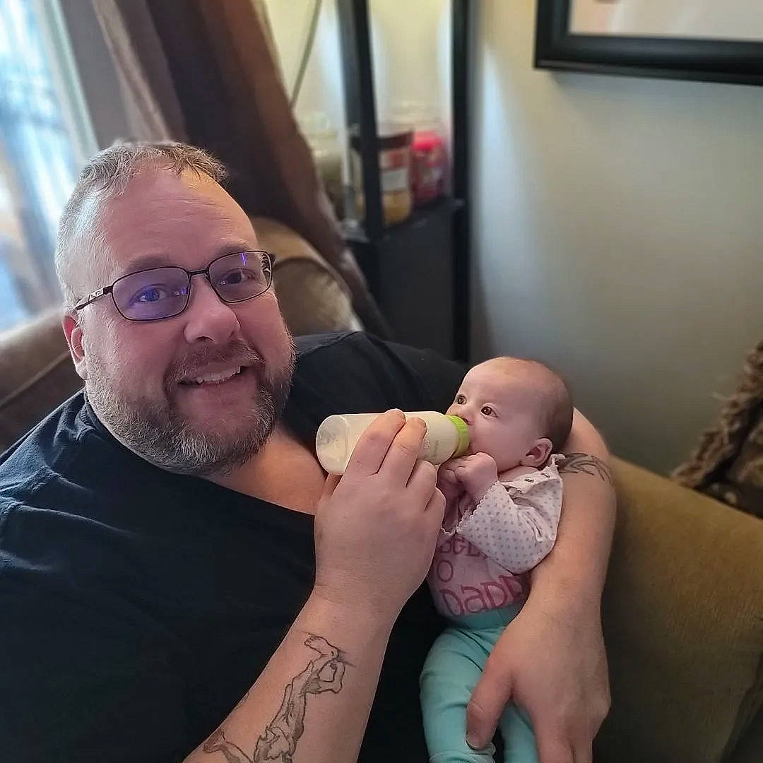 Nevaeh is registered to the contest to win money with this photo: baby, beard, comfort, eyewear, face, finger, gesture, glasses, hand, happy, human_body, joint, joy, leg, mouth, muscle, person, shoulder, skin, smile