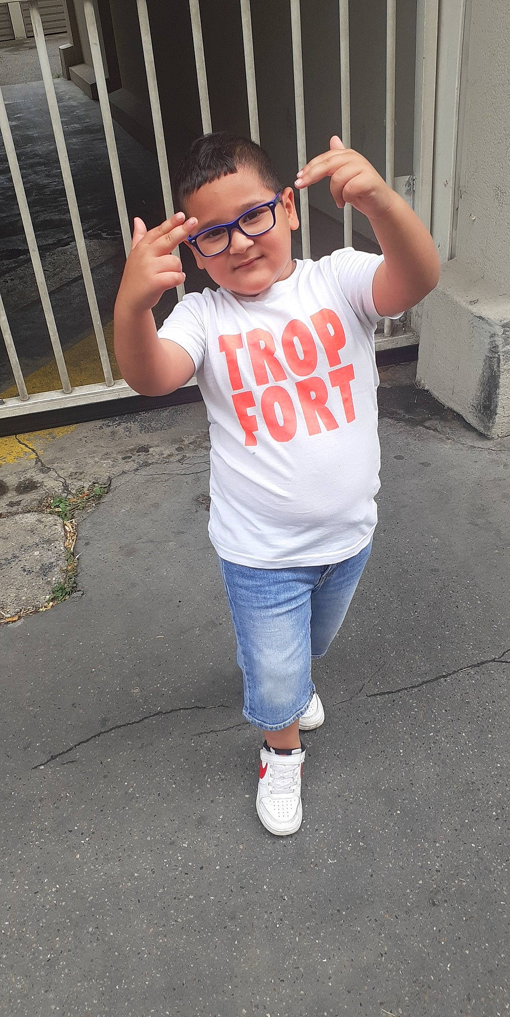 Alexandre a rejoint le concours — aidez-le/la à gagner de superbes lots ! asphalt, cool, denim, eyewear, face, gesture, glasses, happy, jeans, joint, lip, person, public_space, sleeve, smile, sportswear, sunglasses, t_shirt, thumb, vision_care