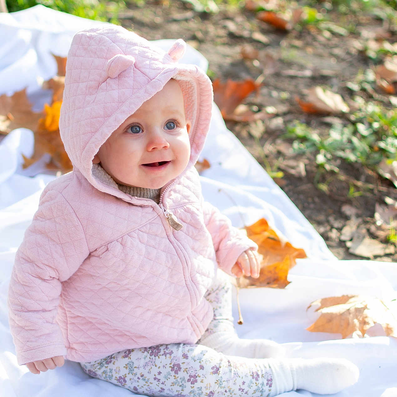 Meïlly a rejoint le concours — aidez-le/la à gagner de superbes lots ! autumn_leaves, baby, blanket, child, cute, face, fall, grass, happy, hoodie, nature, outdoor, person, pink_clothing, portrait, seasonal, sitting, smile, sunlight, warm_clothing