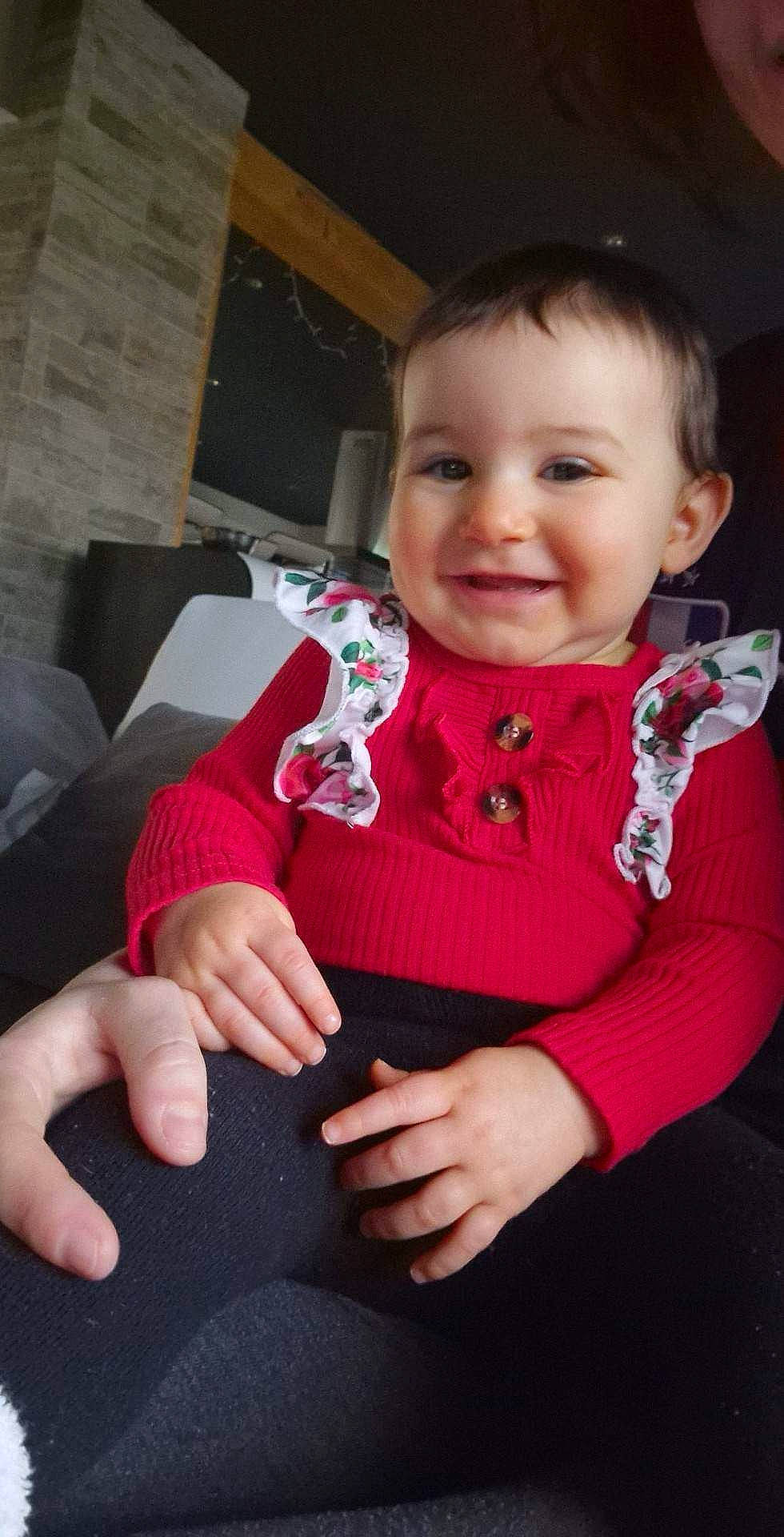 Tiana a rejoint le concours — aidez-le/la à gagner de superbes lots ! baby, baby_toddler_clothing, cheek, child, comfort, finger, gesture, happy, joy, lap, lip, nail, neck, nose, person, sitting, skin, sleeve, smile, television