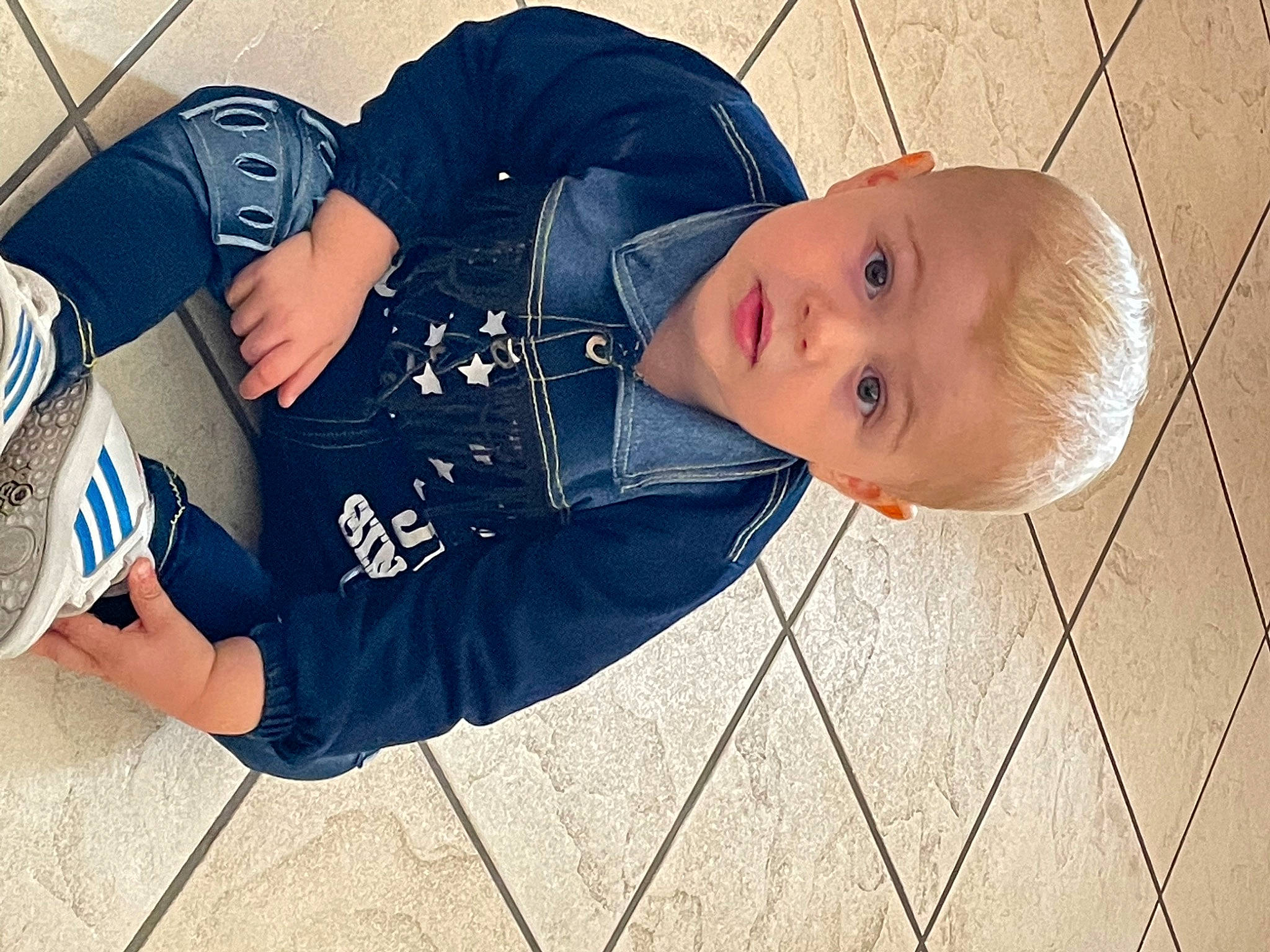 Rydy a rejoint le concours — aidez-le/la à gagner de superbes lots ! baby, baby_toddler_clothing, child, comfort, denim, elbow, electric_blue, fashion_accessory, flooring, fun, fur, pattern, person, sitting, sleeve, sportswear, thigh, toddler
