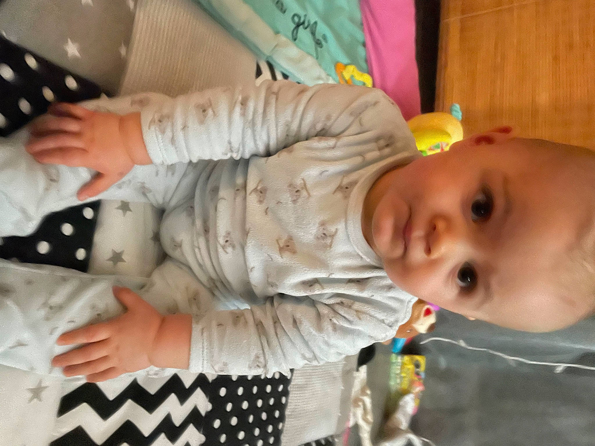 Rydy a rejoint le concours — aidez-le/la à gagner de superbes lots ! baby, baby_products, baby_safety, baby_toddler_clothing, child, comfort, fun, hand, happy, nail, pattern, people, person, product, room, skin, sleeve, smile, toddler