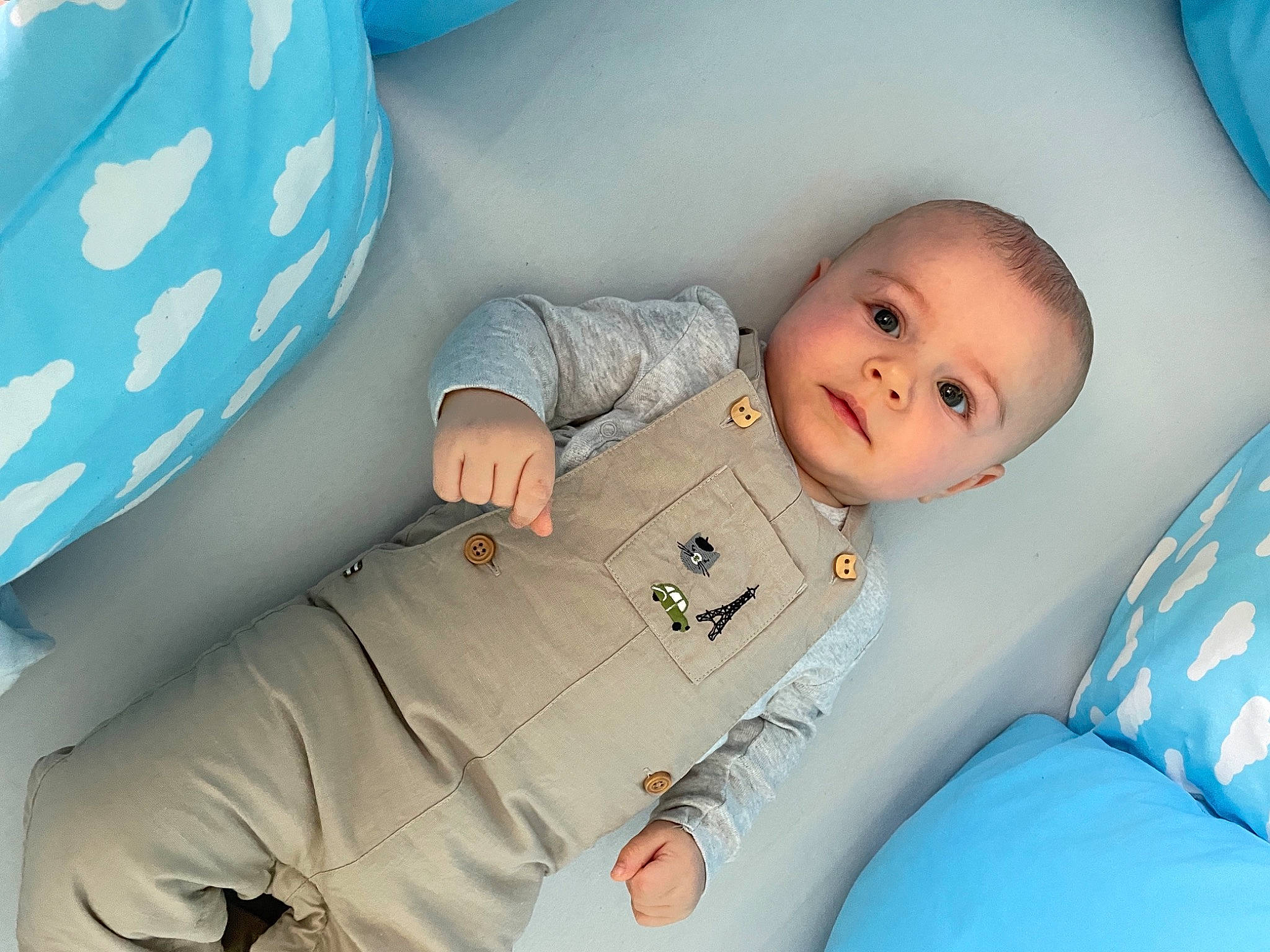 Rudy participe au concours pour gagner de l'argent avec cette photo : baby, baby_products, baby_sleeping, baby_toddler_clothing, blue, child, comfort, grass, head, infant_bed, leisure, linens, person, product, room, sitting, skin, sleeve, smile, textile