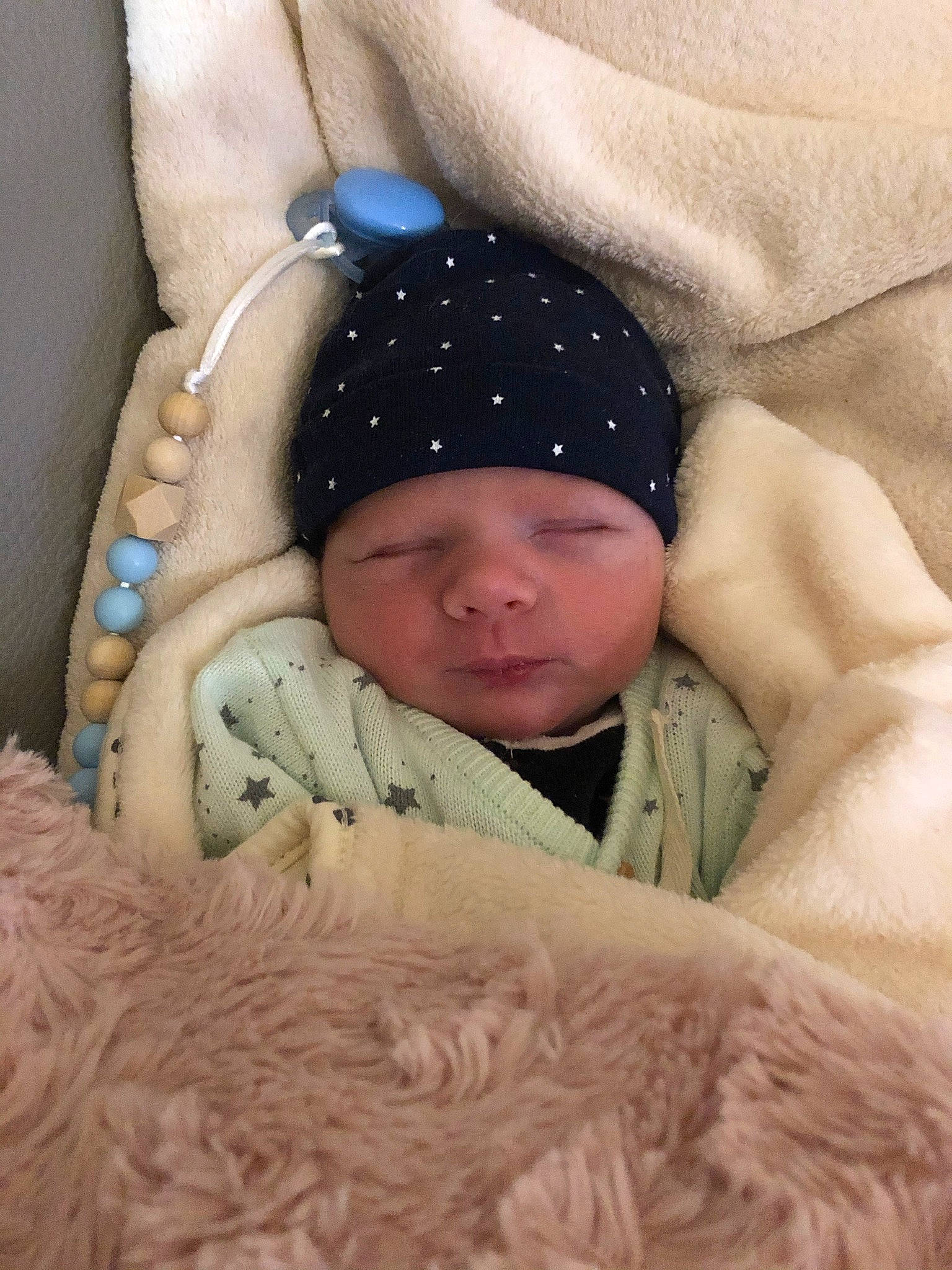 Rudy participe au concours pour gagner de l'argent avec cette photo : baby, baby_safety, baby_sleeping, baby_toddler_clothing, beanie, bedding, bedtime, child, comfort, face, fur, headgear, headwear, linens, nap, pattern, person, room, sleep, sleeve