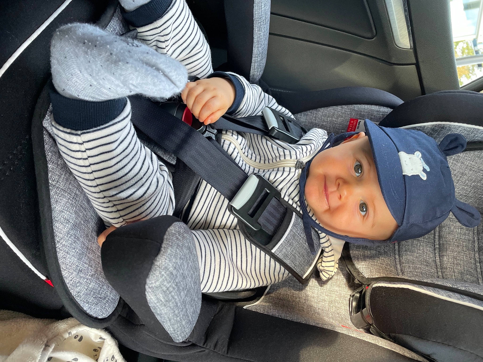Rudy a rejoint le concours — aidez-le/la à gagner de superbes lots ! auto_part, automotive_design, automotive_exterior, automotive_lighting, automotive_tire, car_seat, car_seat_cover, comfort, cool, headgear, headwear, leg, mammal, mode_of_transport, motor_vehicle, person, sneakers, steering_part, steering_wheel, vehicle