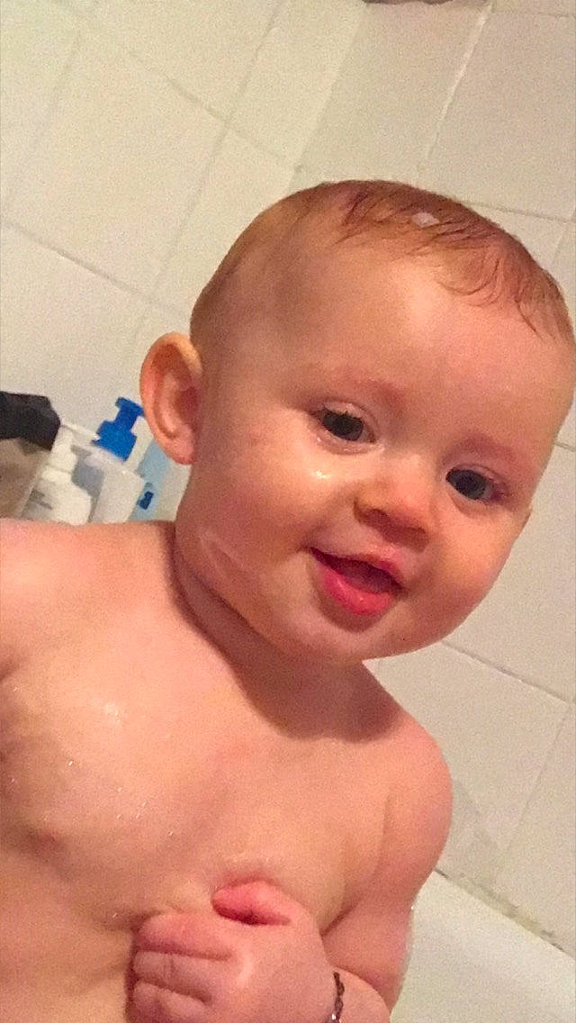 Mya participe au concours pour gagner de l'argent avec cette photo : baby_bathing, bathroom, cheek, ear, eyebrow, face, fluid, forehead, hair, hairstyle, head, human_body, jaw, lip, mouth, muscle, neck, nose, person, skin