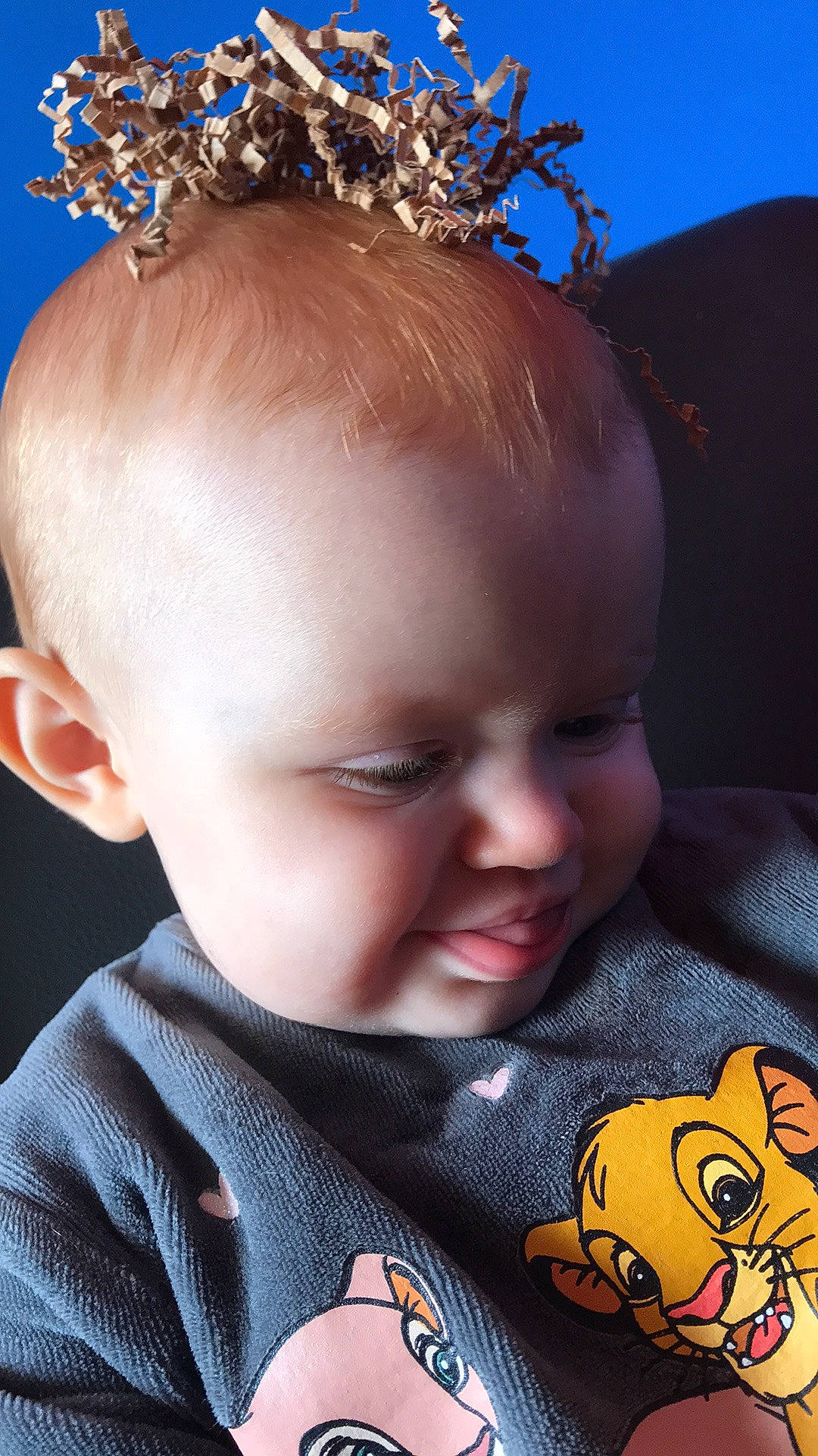 Mya participe au concours pour gagner de l'argent avec cette photo : baby_toddler_clothing, blue, cheek, ear, eye, facial_expression, hair, hairstyle, hand, happy, head, human, light, lip, mouth, nose, organ, person, photograph, plant