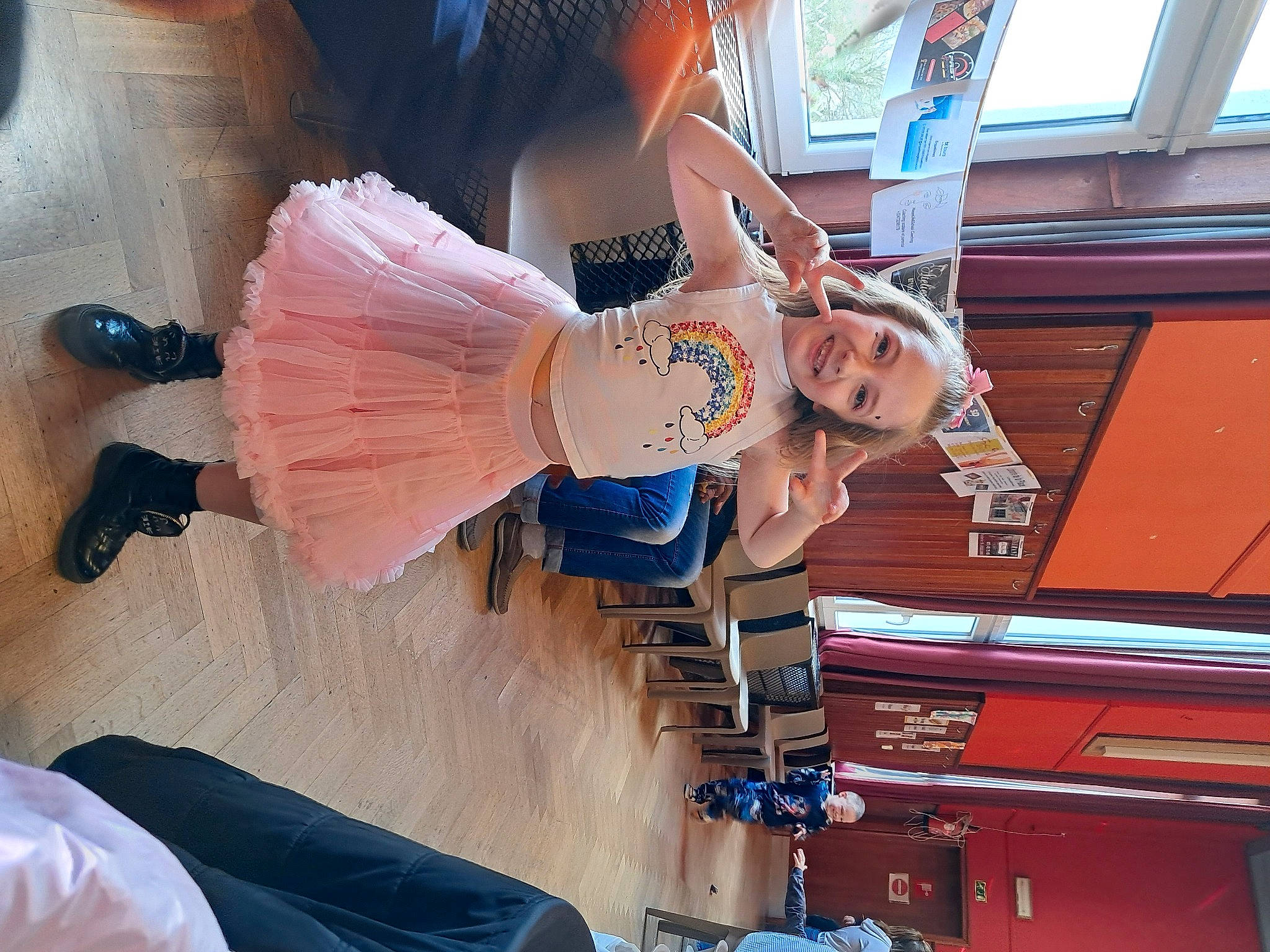 Eden a rejoint le concours — aidez-le/la à gagner de superbes lots ! abdomen, chest, elbow, fashion_design, flesh, fun, hat, human_leg, joy, leisure, peach, person, shorts, thigh, trunk, vacation, window