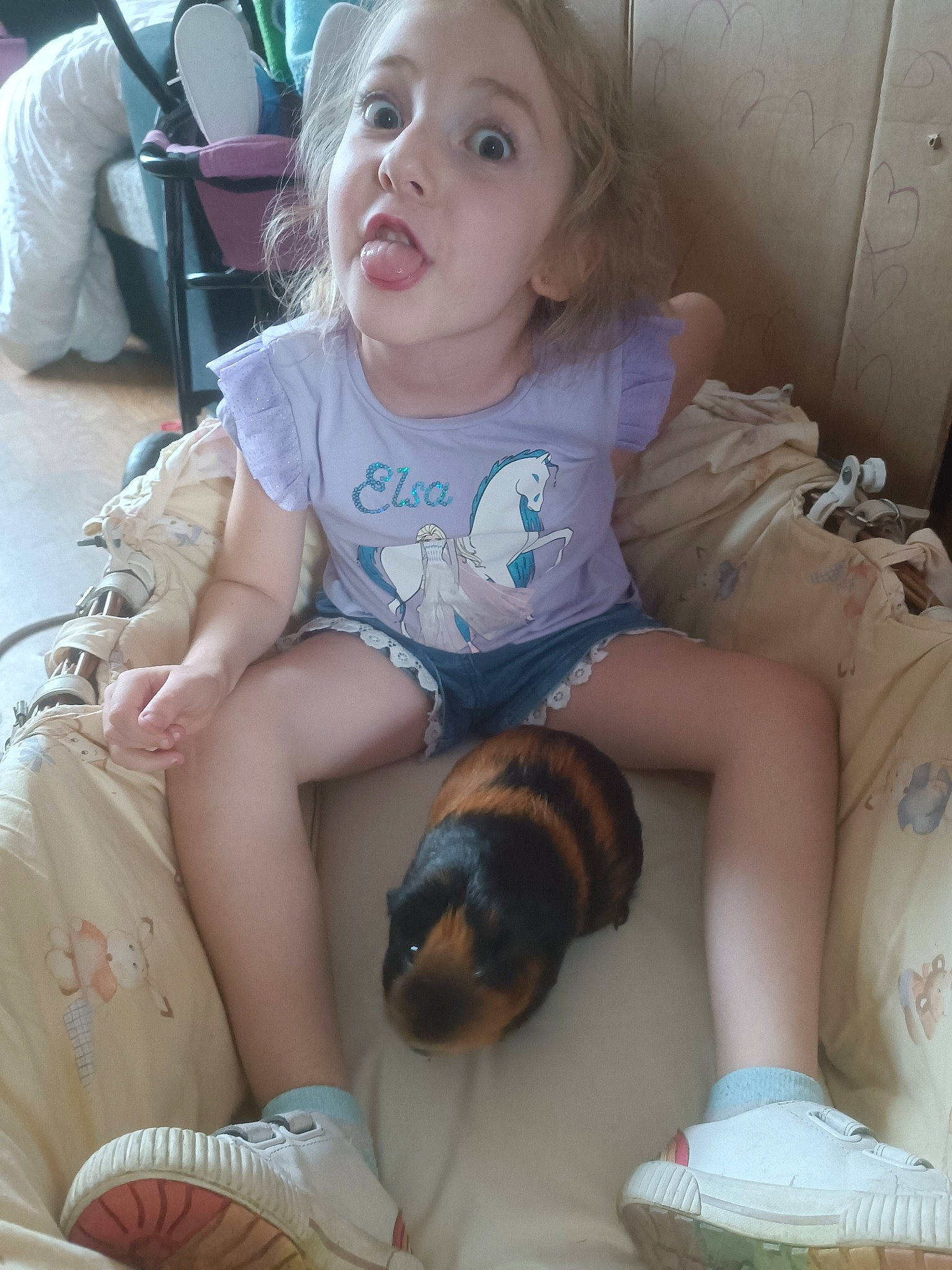 Eden participe au concours pour gagner de l'argent avec cette photo : baby_toddler_clothing, chair, child, comfort, companion_dog, eye, fawn, felidae, hairstyle, human_leg, knee, lap, leg, person, shoe, sitting, skin, sneakers, surprise, thigh