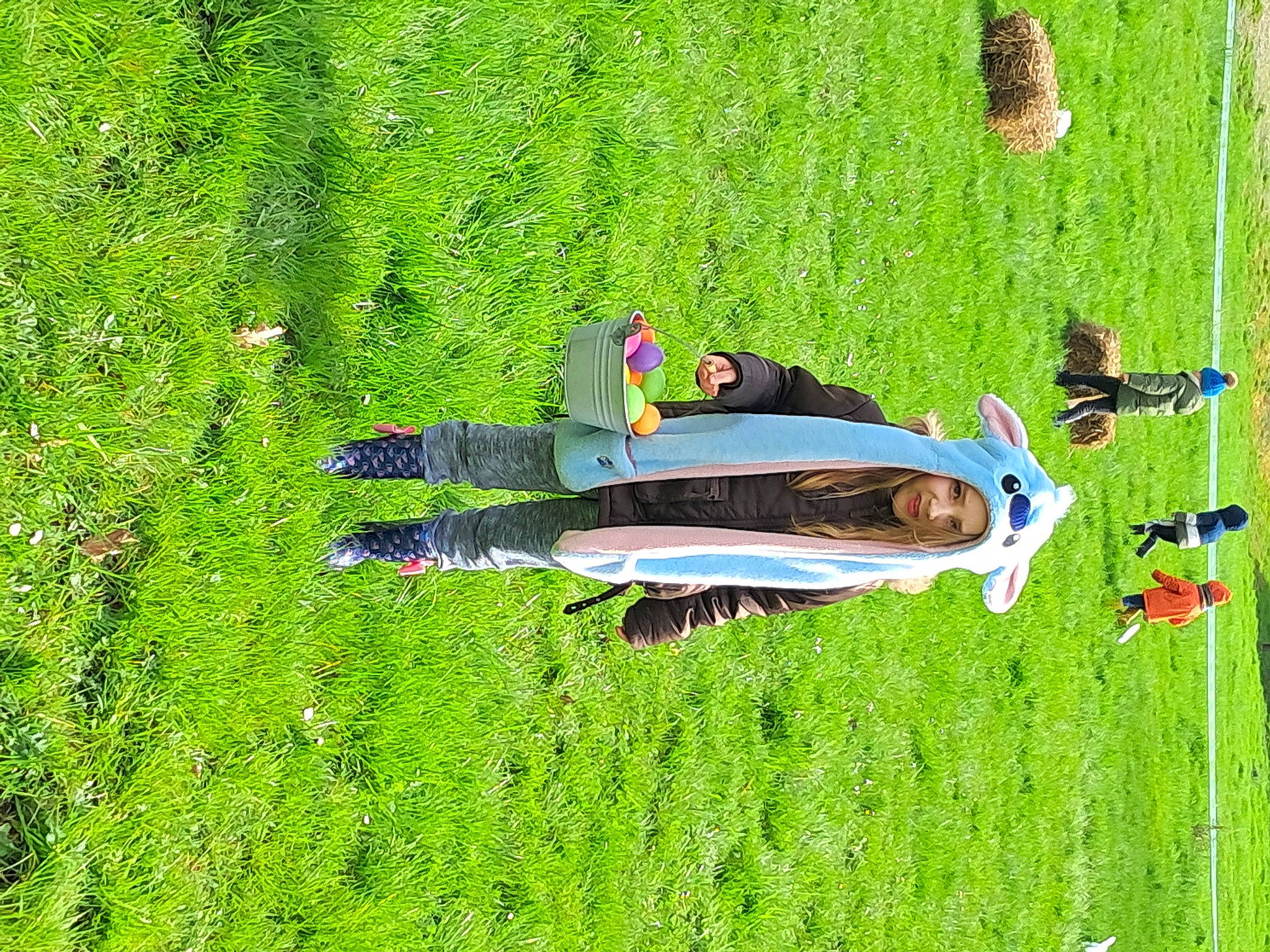 Eden a rejoint le concours — aidez-le/la à gagner de superbes lots ! art, automotive_exterior, botany, grass, grass_family, grassland, green, groundcover, headwear, landscape, lawn, leisure, meadow, natural_environment, natural_landscape, people_in_nature, person, plant, shrub, tree