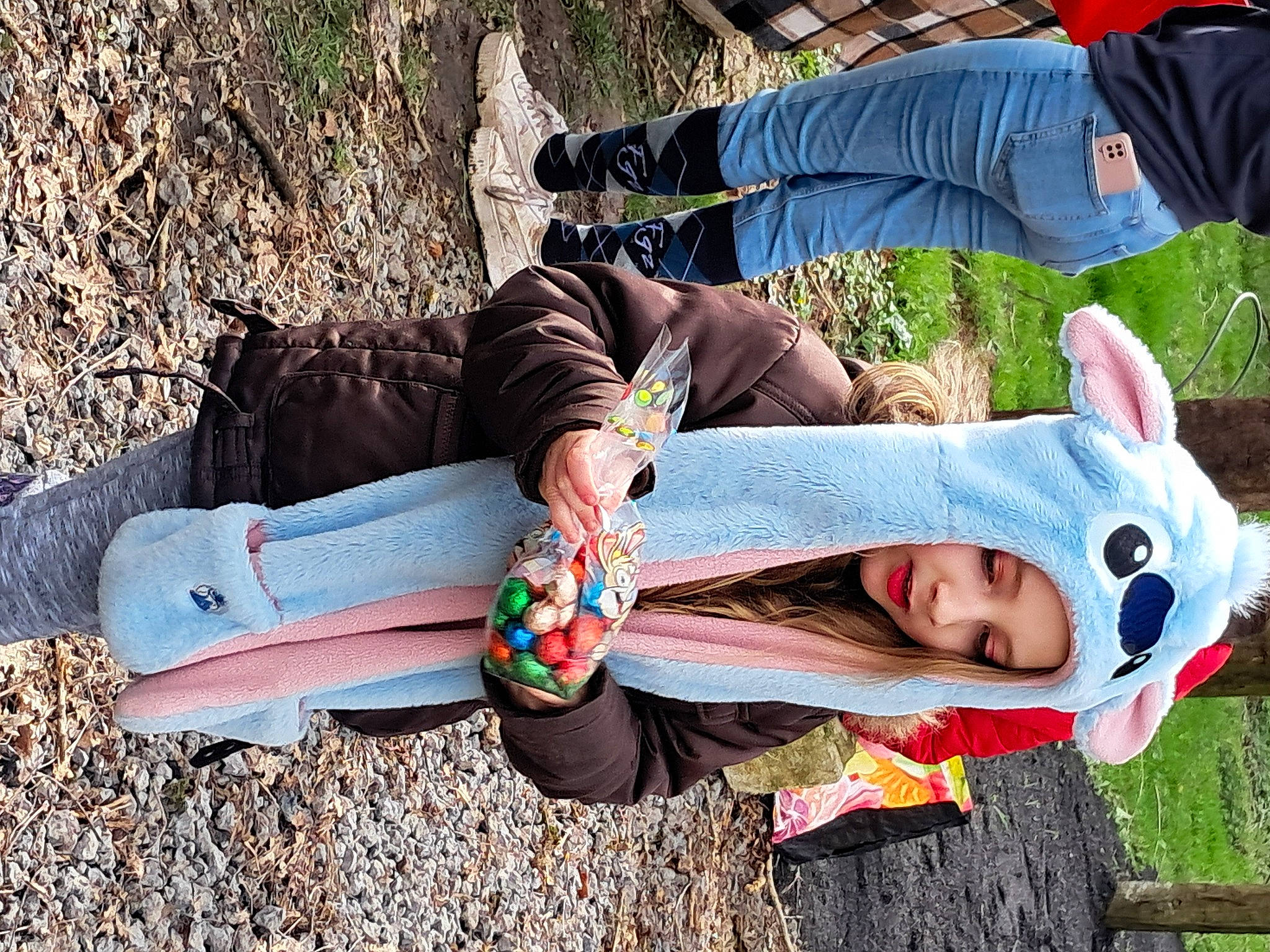 Eden a rejoint le concours — aidez-le/la à gagner de superbes lots ! child, clothing, fun, grass, green, happy, hat, headwear, human_leg, leisure, people_in_nature, person, photograph, plant, recreation, sitting, soil, spring, tree, vacation