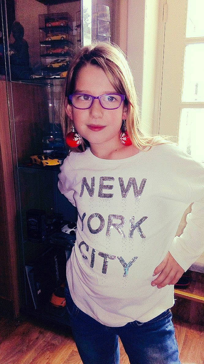 Eve a rejoint le concours — aidez-le/la à gagner de superbes lots ! clothing, cool, eyewear, glasses, lip, long_hair, outerwear, person, selfie, shirt, shoulder, sleeve, smile, t_shirt, top