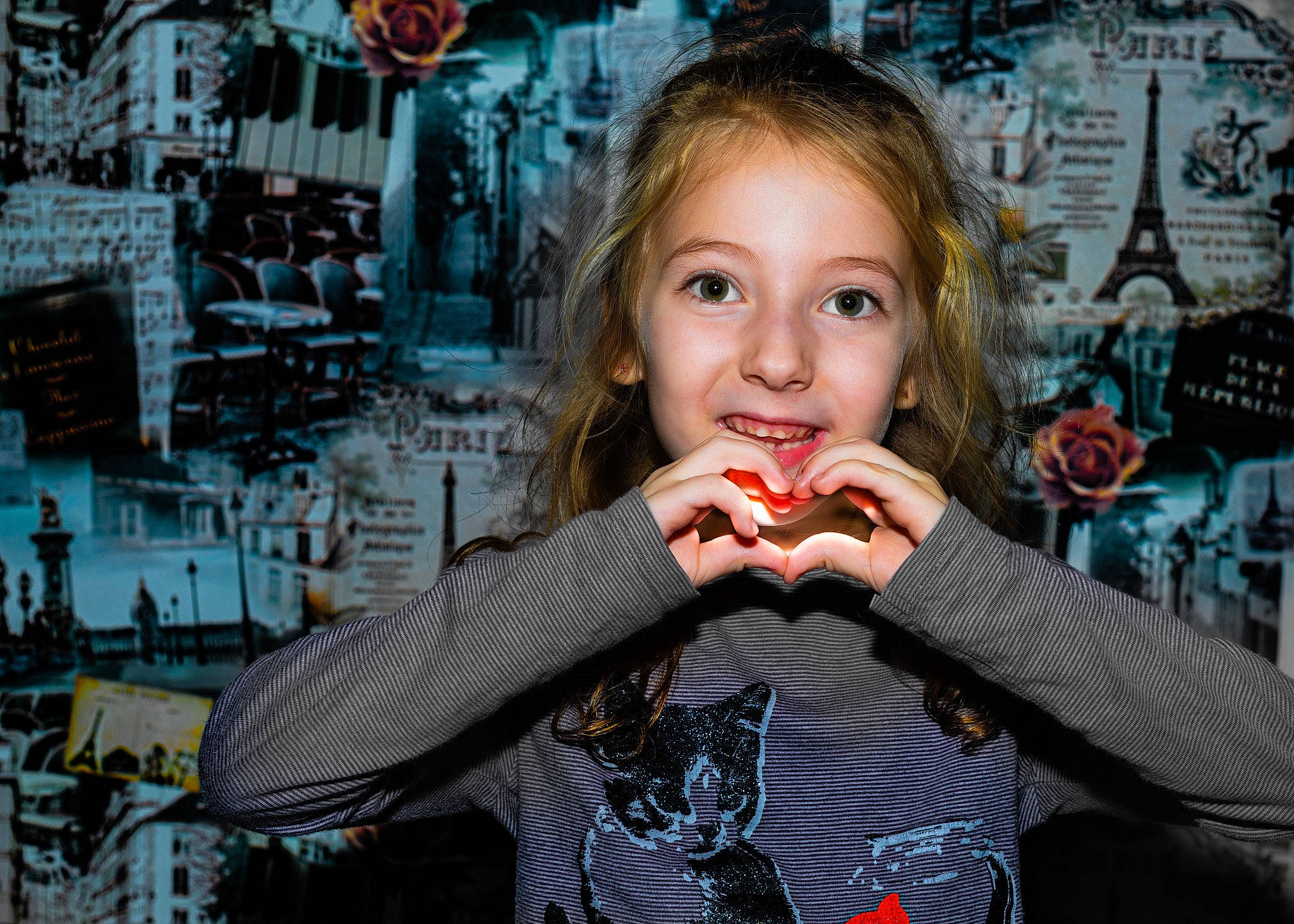 Eden a rejoint le concours — aidez-le/la à gagner de superbes lots ! blond, brown_hair, cool, denim, electric_blue, eye, eyelash, fashion_accessory, flash_photography, fun, gesture, happy, jewellery, joy, lip, long_hair, pattern, person, plaid, sitting