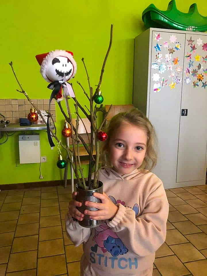 Eden a rejoint le concours — aidez-le/la à gagner de superbes lots ! art, cable, child, electrical_supply, electrical_wiring, event, fun, joy, machine, musical_instrument, party_supply, person, recreation, room, sculpture, smile, t_shirt, toddler, toy, visual_arts