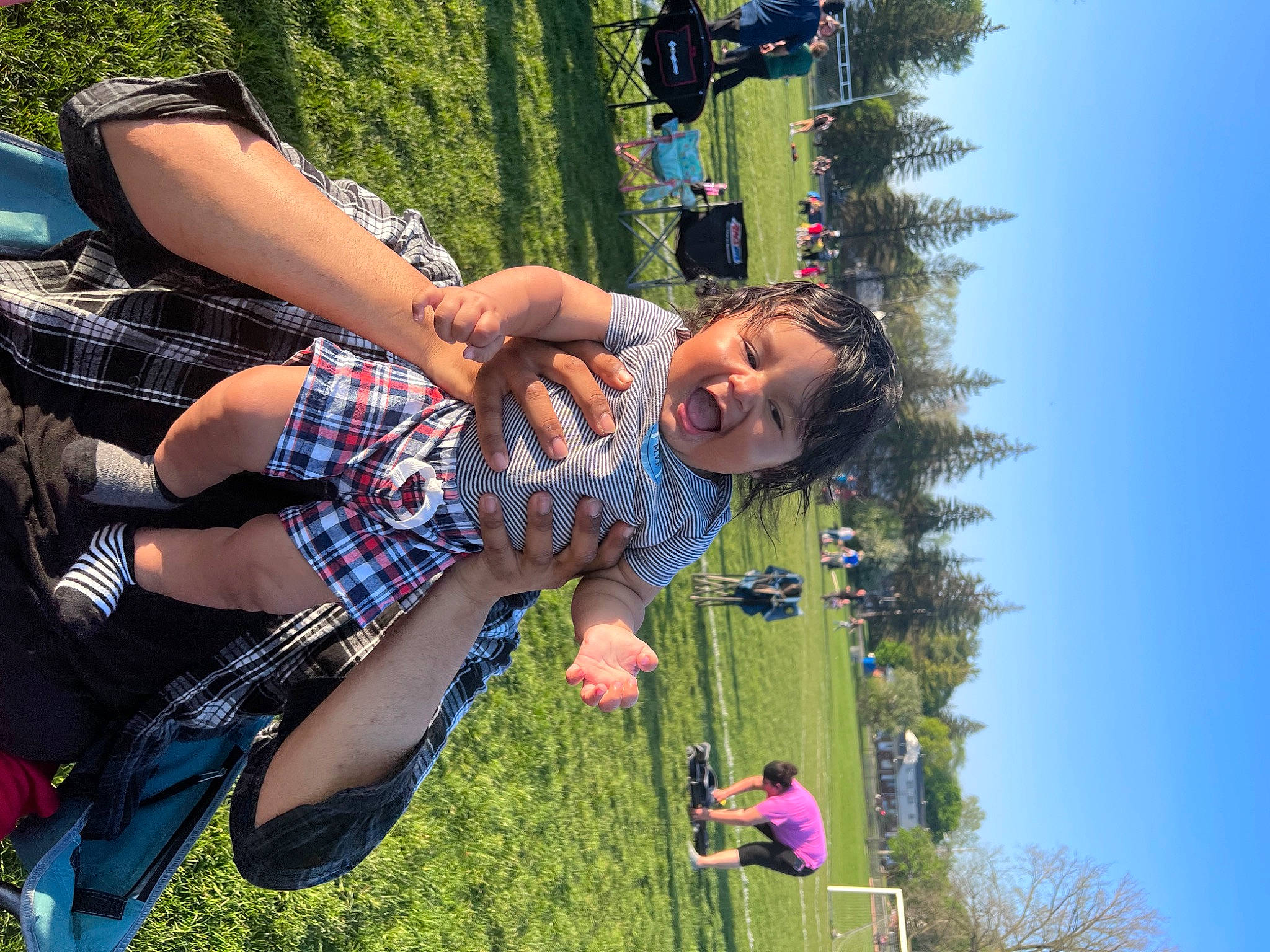 Tre is registered to the contest to win money with this photo: adventure, event, eyewear, fun, grass, happy, leisure, pattern, people_in_nature, person, plaid, plant, pole, recreation, sky, smile, spring, summer, tartan, travel