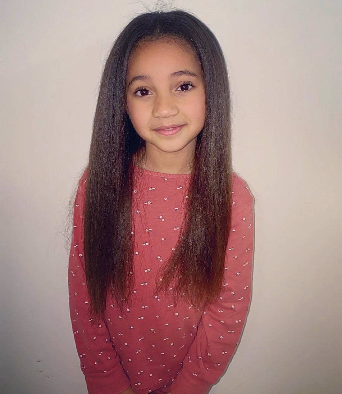 Feryel participe au concours pour gagner de l'argent avec cette photo : cheek, eye, eyelash, face, fashion_design, flash_photography, gesture, hair, head, human_body, iris, joy, layered_hair, lip, makeover, neck, nose, person, shoulder, sleeve