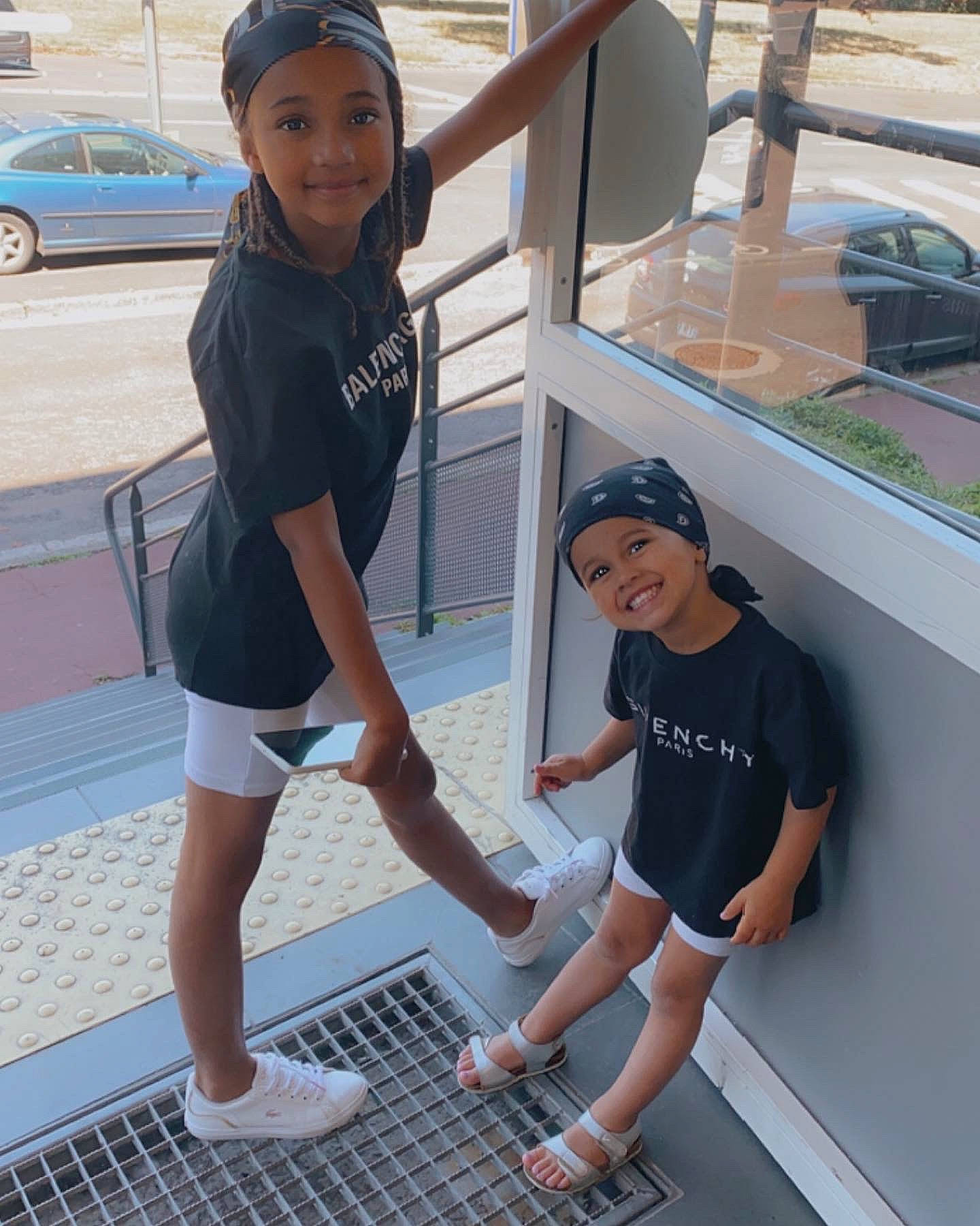 Feryel participe au concours pour gagner de l'argent avec cette photo : baseball_cap, flooring, fun, hat, headwear, human_leg, joy, leg, leisure, person, recreation, shoe, shorts, smile, snapshot, sneakers, standing, t_shirt, thigh, tire