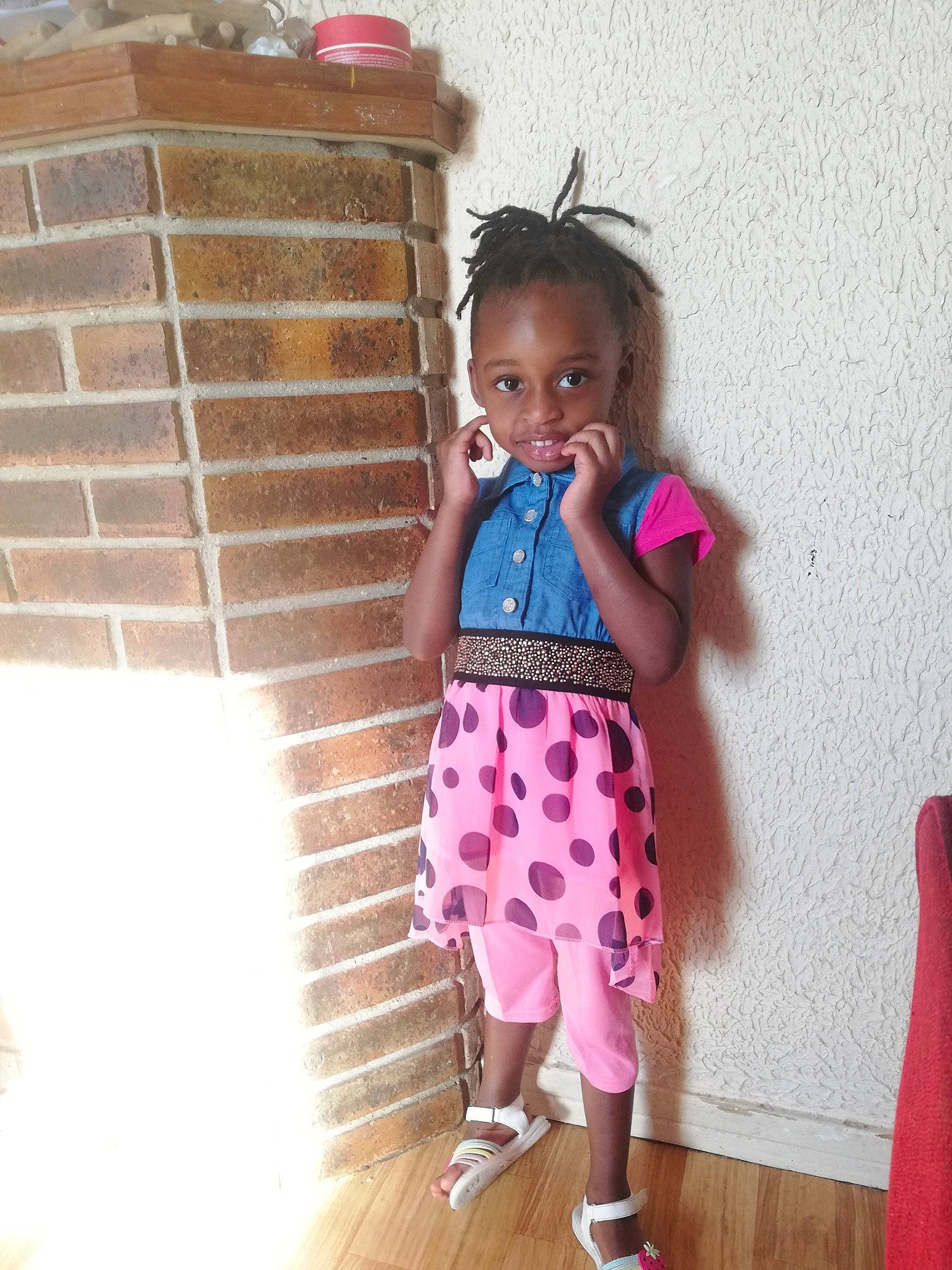 Rachelle a rejoint le concours — aidez-le/la à gagner de superbes lots ! baby_toddler_clothing, child, dress, fun, person, pink, play, room, shoe, skin, standing, toddler, vacation, waist