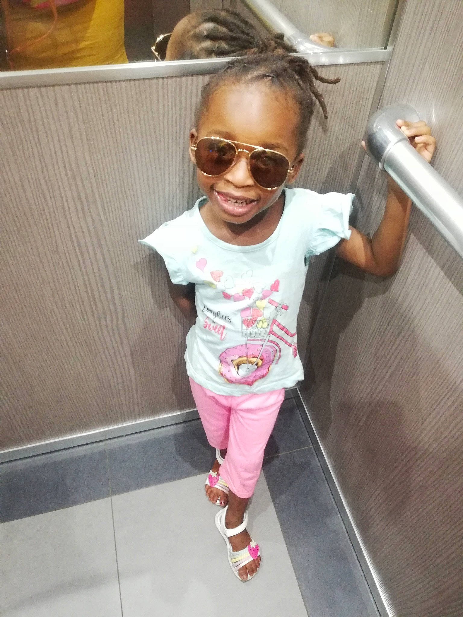 Rachelle participe au concours pour gagner de l'argent avec cette photo : child, cool, eyewear, footwear, glasses, person, photography, pink, selfie, shoe, smile, sportswear, sunglasses, t_shirt, toddler, vacation, vision_care