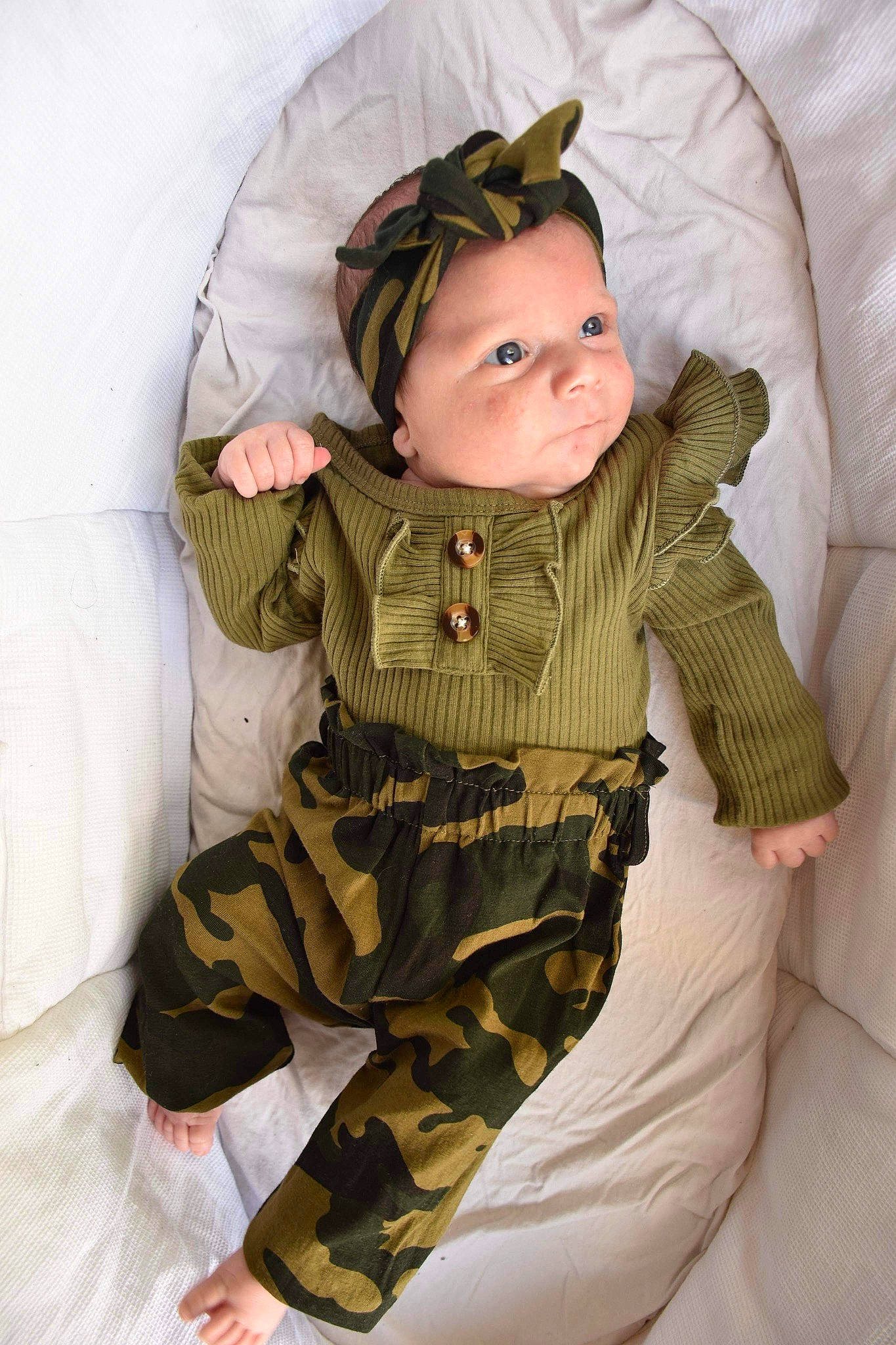 Kaëlya participe au concours pour gagner de l'argent avec cette photo : baby, baby_products, baby_sleeping, baby_toddler_clothing, camouflage, cheek, child, comfort, fur, human_body, linens, military_camouflage, outerwear, pattern, person, personal_protective_equipment, sitting, skin, sleeve, textile
