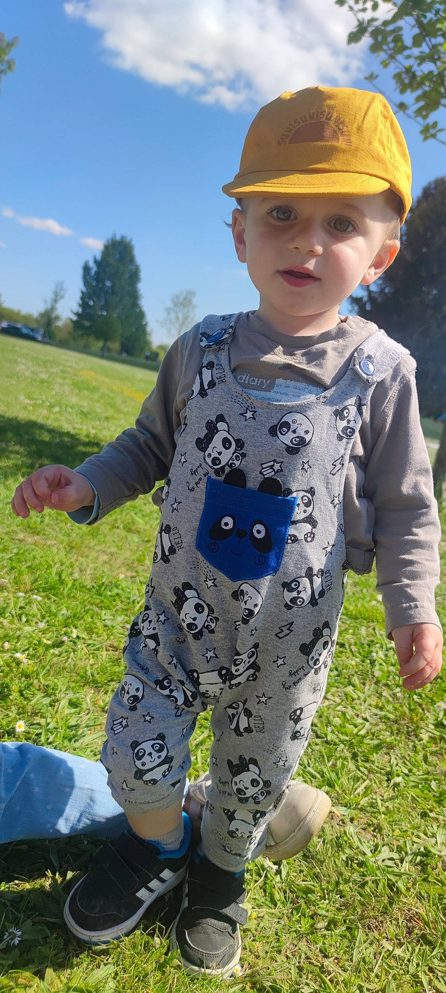 Aëdan a rejoint le concours — aidez-le/la à gagner de superbes lots ! baby_toddler_clothing, child, cloud, cool, electric_blue, eyewear, fun, grass, headwear, military_camouflage, pattern, people, people_in_nature, person, personal_protective_equipment, plant, recreation, sky, sleeve, summer