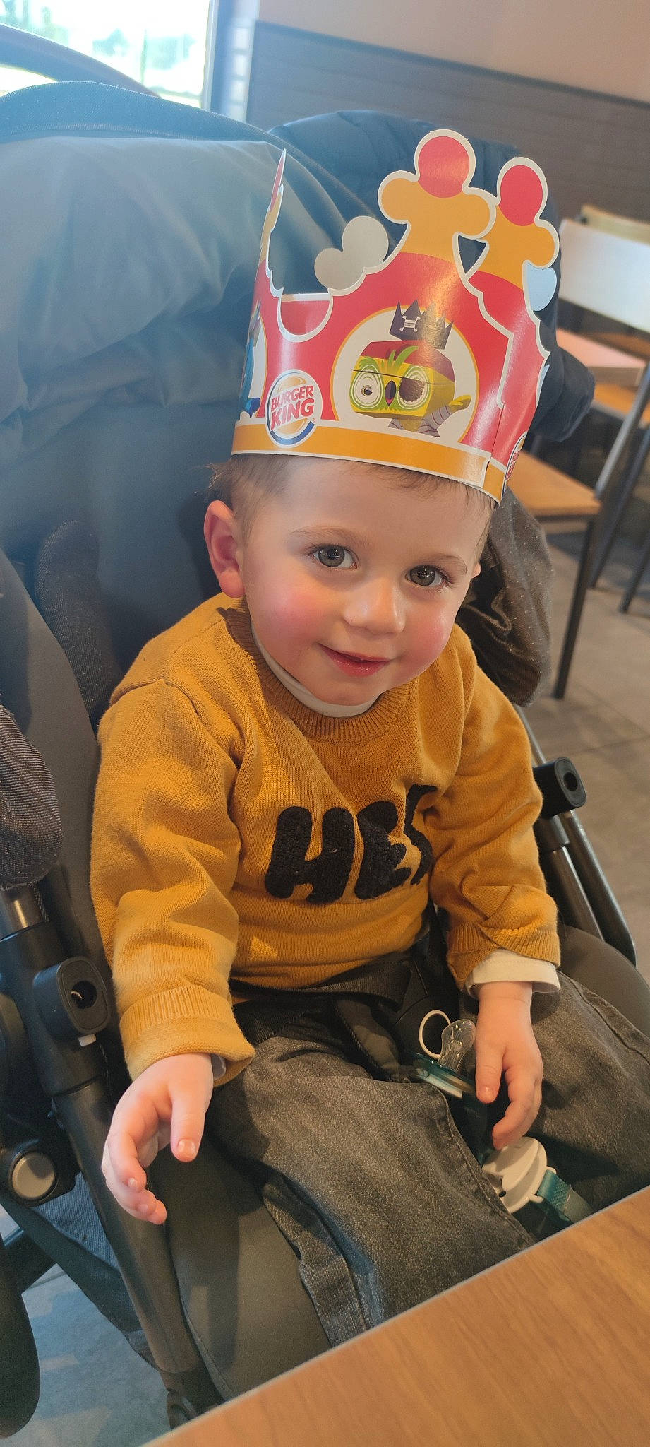 Aëdan participe au concours pour gagner de l'argent avec cette photo : baby, birthday, cap, chair, child, costume, costume_hat, crown, event, fashion_accessory, fun, happy, hat, headgear, headwear, joy, party_hat, party_supply, person, personal_protective_equipment